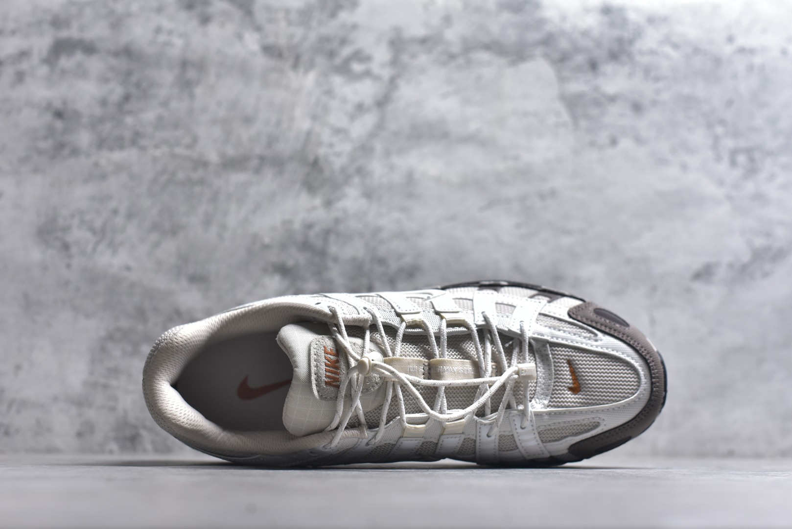 图片[4]-#NK P-6000 系列低帮复古老爹风休闲运动舒适慢跑鞋 IO1904-104 融合 Pegasus 过往运动鞋设计 助力 21 世纪早期跑步运动跃升时尚新高度 采用透气网眼布、运动风格线条和耐穿覆面 兼具吸睛外观和舒适感受 中底泡绵以田径赛道为灵感 打造厚实设计 缔造出众缓震性能 尺码：36 36.5 37.5 38 38.5 39 40 40.5 41 42 42.5 43 44 44.5 45-选品中心