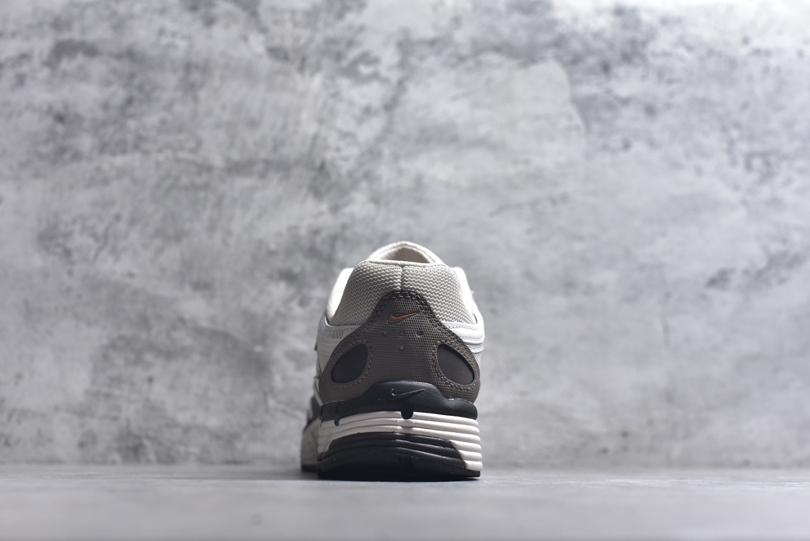 图片[5]-#NK P-6000 系列低帮复古老爹风休闲运动舒适慢跑鞋 IO1904-104 融合 Pegasus 过往运动鞋设计 助力 21 世纪早期跑步运动跃升时尚新高度 采用透气网眼布、运动风格线条和耐穿覆面 兼具吸睛外观和舒适感受 中底泡绵以田径赛道为灵感 打造厚实设计 缔造出众缓震性能 尺码：36 36.5 37.5 38 38.5 39 40 40.5 41 42 42.5 43 44 44.5 45-选品中心