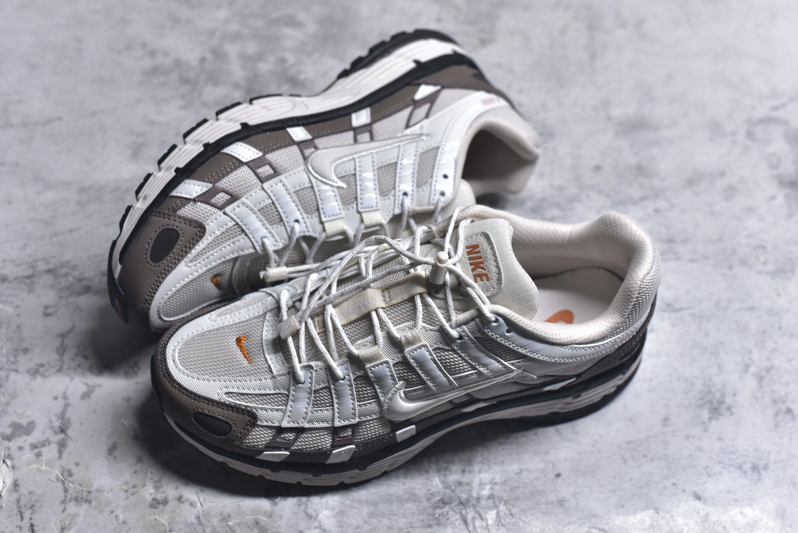 图片[7]-#NK P-6000 系列低帮复古老爹风休闲运动舒适慢跑鞋 IO1904-104 融合 Pegasus 过往运动鞋设计 助力 21 世纪早期跑步运动跃升时尚新高度 采用透气网眼布、运动风格线条和耐穿覆面 兼具吸睛外观和舒适感受 中底泡绵以田径赛道为灵感 打造厚实设计 缔造出众缓震性能 尺码：36 36.5 37.5 38 38.5 39 40 40.5 41 42 42.5 43 44 44.5 45-选品中心