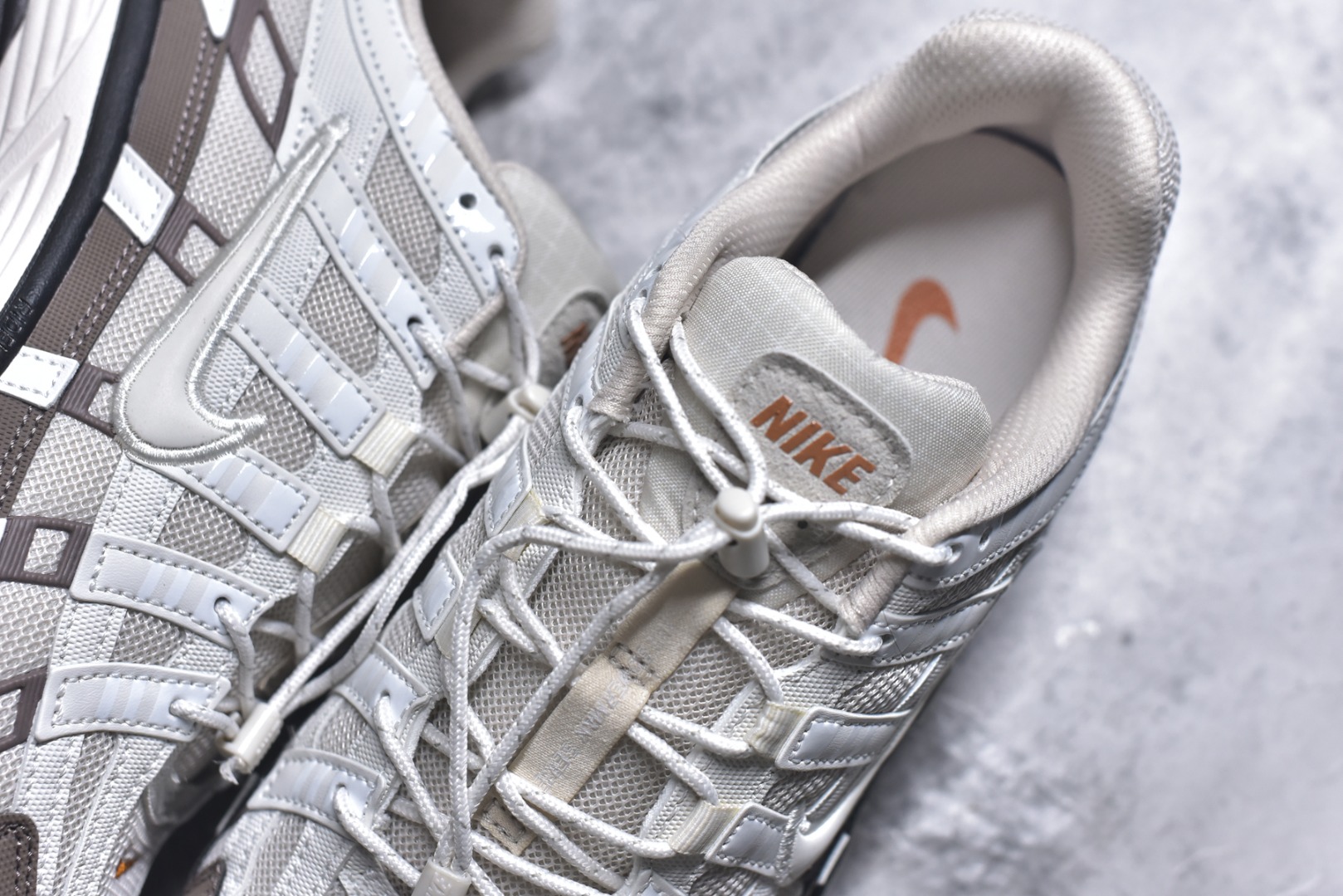 图片[9]-#NK P-6000 系列低帮复古老爹风休闲运动舒适慢跑鞋 IO1904-104 融合 Pegasus 过往运动鞋设计 助力 21 世纪早期跑步运动跃升时尚新高度 采用透气网眼布、运动风格线条和耐穿覆面 兼具吸睛外观和舒适感受 中底泡绵以田径赛道为灵感 打造厚实设计 缔造出众缓震性能 尺码：36 36.5 37.5 38 38.5 39 40 40.5 41 42 42.5 43 44 44.5 45-选品中心