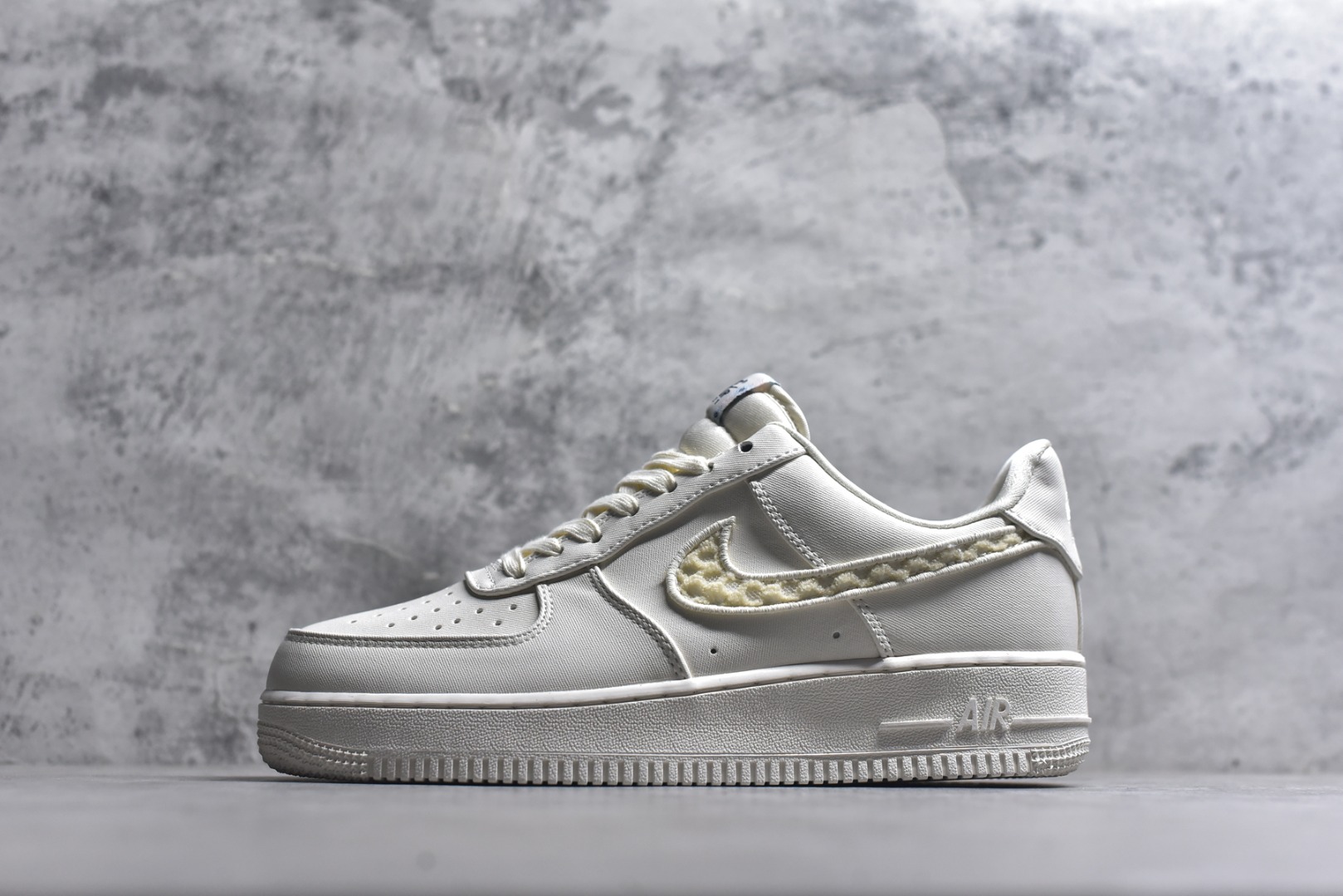 #NK Air Force 1´07 Low 空军一号低帮百搭休闲运动板鞋 IH7351-010 柔软、弹性十足的缓震性能和出色的中底设计 横跨复古与现代的外型结合 造就出风靡全球 三十多年的Force 1 直到今天还深受青睐 实拍调校N版已经零色差零失真 百分百还原实物色彩所见即所得 不存在货不对板色差等低级问题 选购参考实物拍摄 不混卖不参货 只用心做好货严格选品 承诺混一赔十 尺码：36 36.5 37.5 38 38.5 39 40 40.5 41 42 42.5 43 44 44.5 45-选品中心
