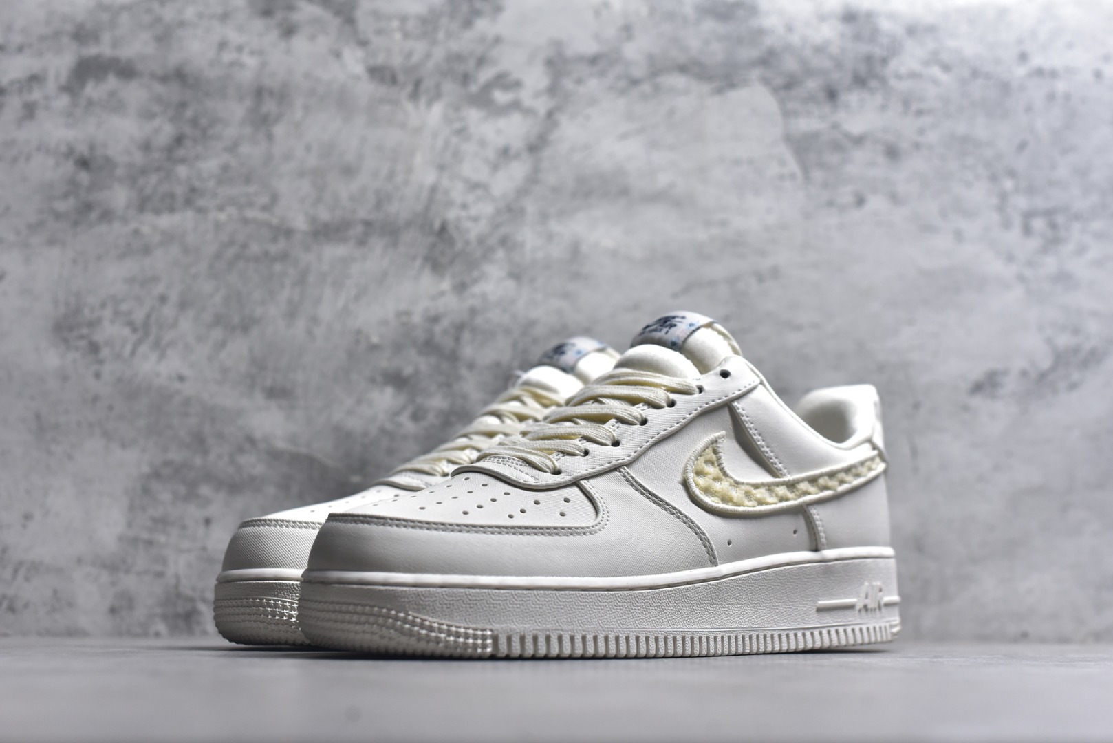 图片[2]-#NK Air Force 1´07 Low 空军一号低帮百搭休闲运动板鞋 IH7351-010 柔软、弹性十足的缓震性能和出色的中底设计 横跨复古与现代的外型结合 造就出风靡全球 三十多年的Force 1 直到今天还深受青睐 实拍调校N版已经零色差零失真 百分百还原实物色彩所见即所得 不存在货不对板色差等低级问题 选购参考实物拍摄 不混卖不参货 只用心做好货严格选品 承诺混一赔十 尺码：36 36.5 37.5 38 38.5 39 40 40.5 41 42 42.5 43 44 44.5 45-选品中心