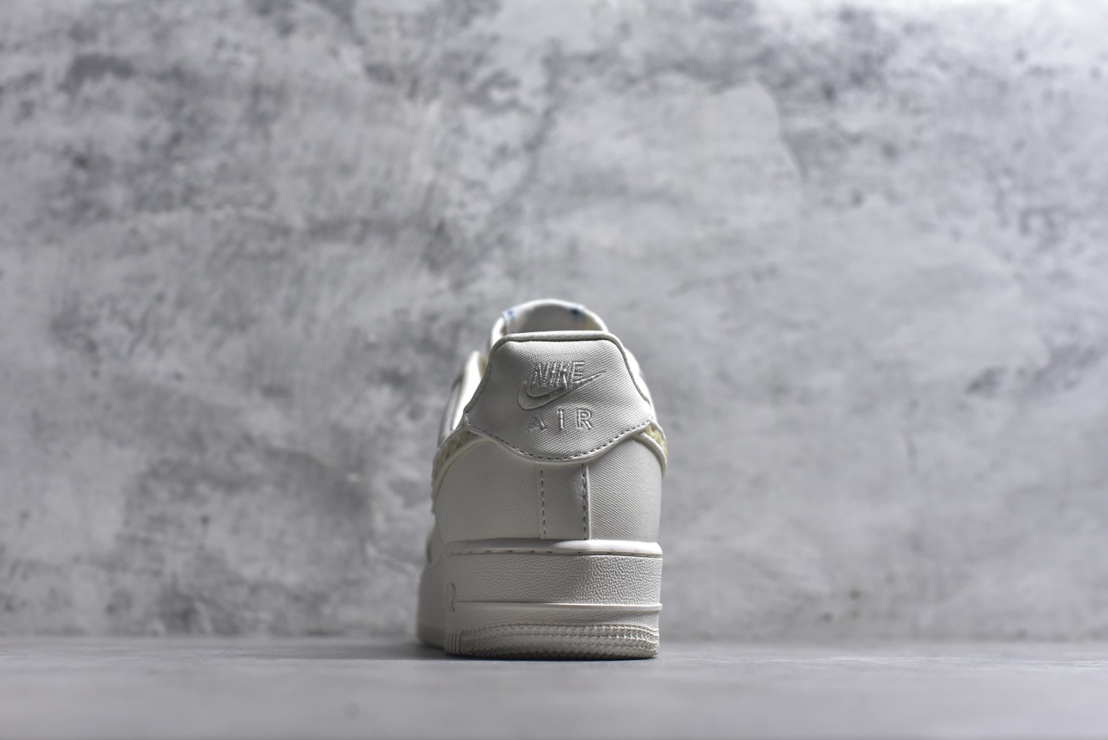 图片[5]-#NK Air Force 1´07 Low 空军一号低帮百搭休闲运动板鞋 IH7351-010 柔软、弹性十足的缓震性能和出色的中底设计 横跨复古与现代的外型结合 造就出风靡全球 三十多年的Force 1 直到今天还深受青睐 实拍调校N版已经零色差零失真 百分百还原实物色彩所见即所得 不存在货不对板色差等低级问题 选购参考实物拍摄 不混卖不参货 只用心做好货严格选品 承诺混一赔十 尺码：36 36.5 37.5 38 38.5 39 40 40.5 41 42 42.5 43 44 44.5 45-选品中心