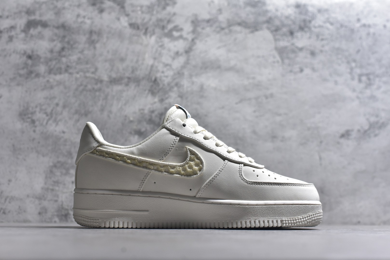 图片[3]-#NK Air Force 1´07 Low 空军一号低帮百搭休闲运动板鞋 IH7351-010 柔软、弹性十足的缓震性能和出色的中底设计 横跨复古与现代的外型结合 造就出风靡全球 三十多年的Force 1 直到今天还深受青睐 实拍调校N版已经零色差零失真 百分百还原实物色彩所见即所得 不存在货不对板色差等低级问题 选购参考实物拍摄 不混卖不参货 只用心做好货严格选品 承诺混一赔十 尺码：36 36.5 37.5 38 38.5 39 40 40.5 41 42 42.5 43 44 44.5 45-选品中心