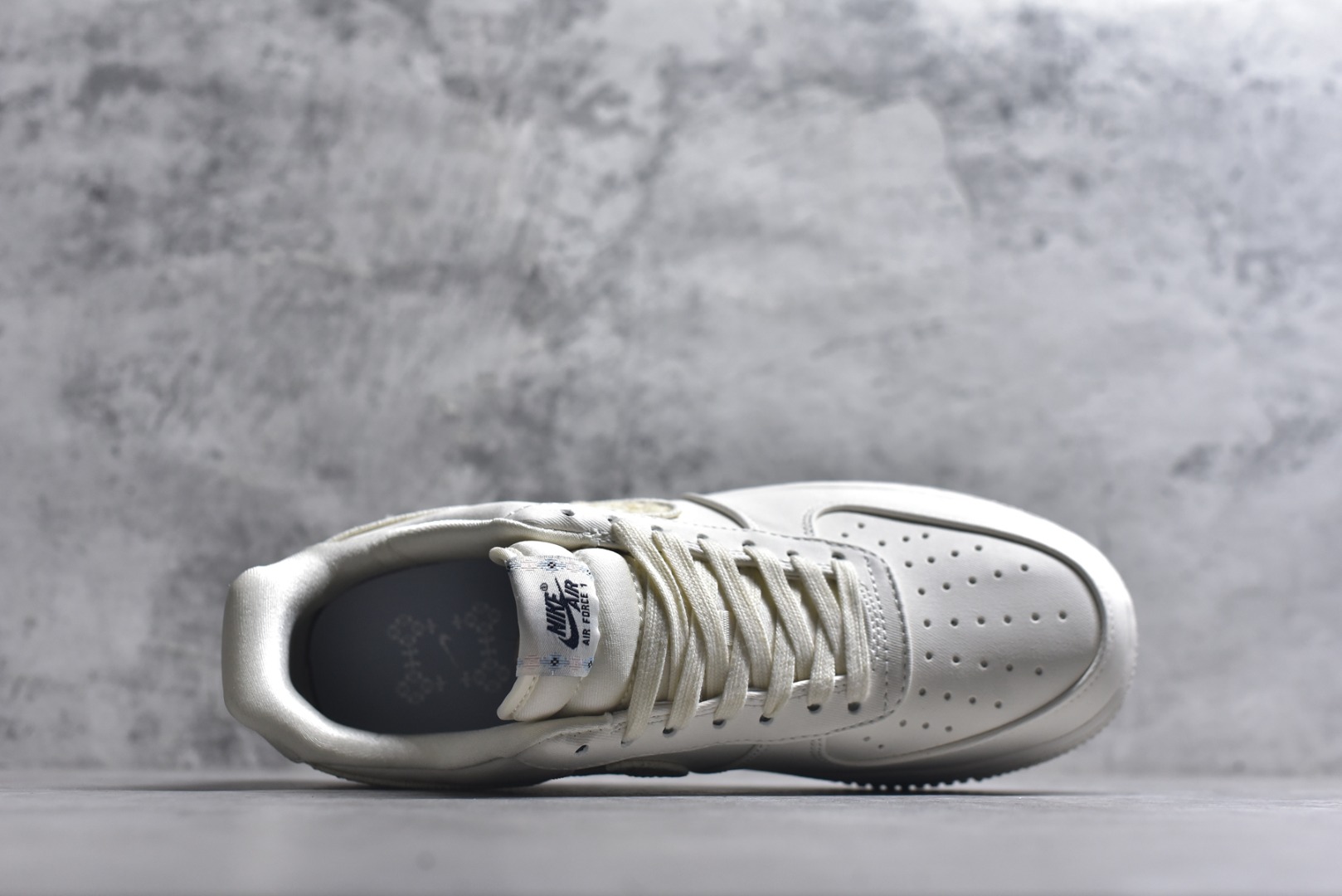 图片[4]-#NK Air Force 1´07 Low 空军一号低帮百搭休闲运动板鞋 IH7351-010 柔软、弹性十足的缓震性能和出色的中底设计 横跨复古与现代的外型结合 造就出风靡全球 三十多年的Force 1 直到今天还深受青睐 实拍调校N版已经零色差零失真 百分百还原实物色彩所见即所得 不存在货不对板色差等低级问题 选购参考实物拍摄 不混卖不参货 只用心做好货严格选品 承诺混一赔十 尺码：36 36.5 37.5 38 38.5 39 40 40.5 41 42 42.5 43 44 44.5 45-选品中心