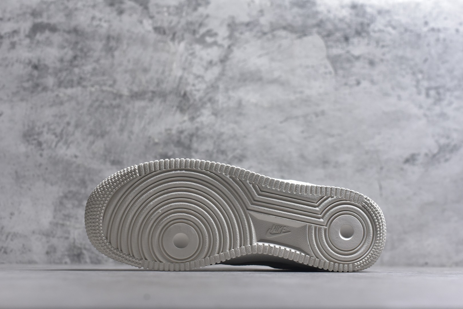 图片[6]-#NK Air Force 1´07 Low 空军一号低帮百搭休闲运动板鞋 IH7351-010 柔软、弹性十足的缓震性能和出色的中底设计 横跨复古与现代的外型结合 造就出风靡全球 三十多年的Force 1 直到今天还深受青睐 实拍调校N版已经零色差零失真 百分百还原实物色彩所见即所得 不存在货不对板色差等低级问题 选购参考实物拍摄 不混卖不参货 只用心做好货严格选品 承诺混一赔十 尺码：36 36.5 37.5 38 38.5 39 40 40.5 41 42 42.5 43 44 44.5 45-选品中心