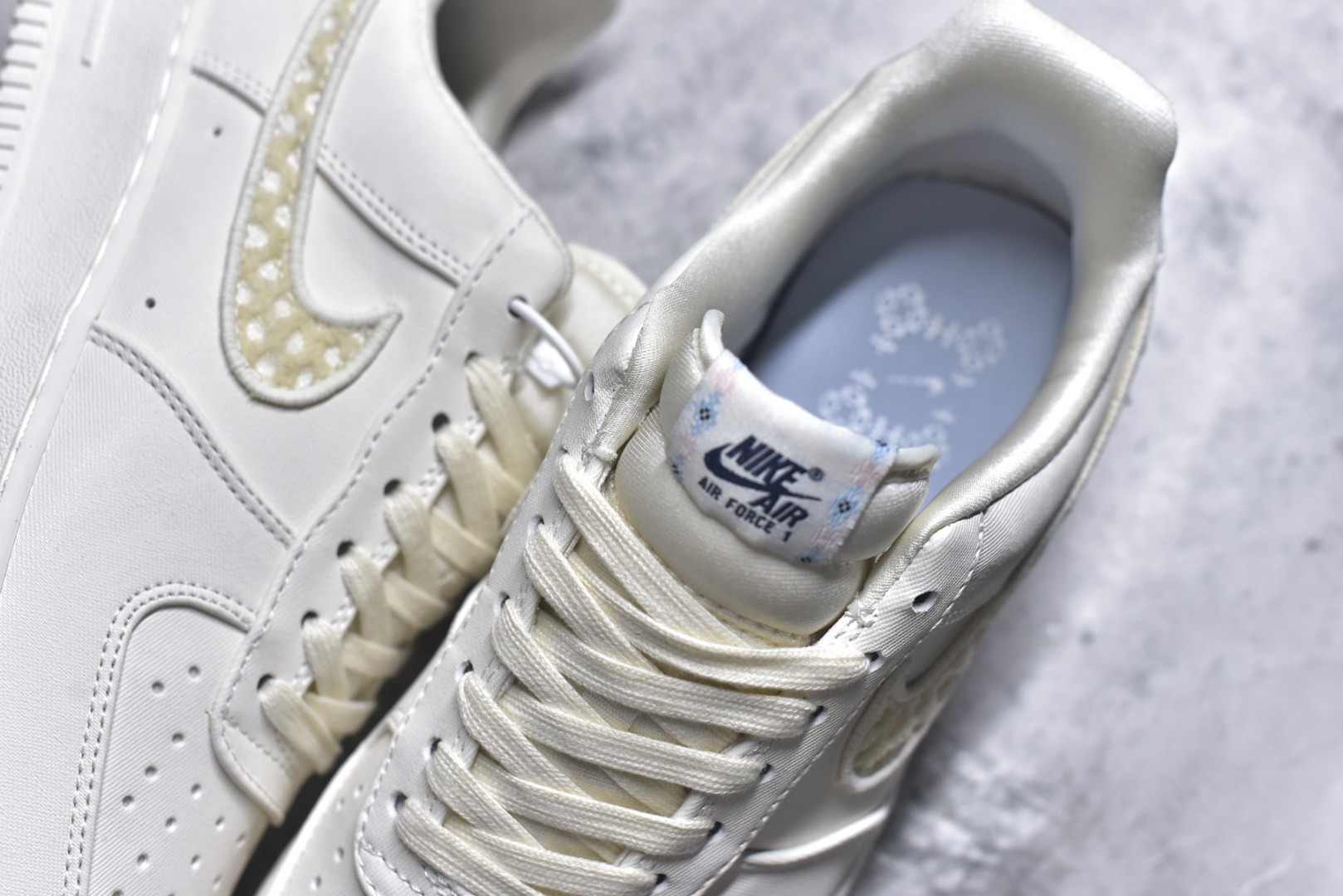 图片[9]-#NK Air Force 1´07 Low 空军一号低帮百搭休闲运动板鞋 IH7351-010 柔软、弹性十足的缓震性能和出色的中底设计 横跨复古与现代的外型结合 造就出风靡全球 三十多年的Force 1 直到今天还深受青睐 实拍调校N版已经零色差零失真 百分百还原实物色彩所见即所得 不存在货不对板色差等低级问题 选购参考实物拍摄 不混卖不参货 只用心做好货严格选品 承诺混一赔十 尺码：36 36.5 37.5 38 38.5 39 40 40.5 41 42 42.5 43 44 44.5 45-选品中心