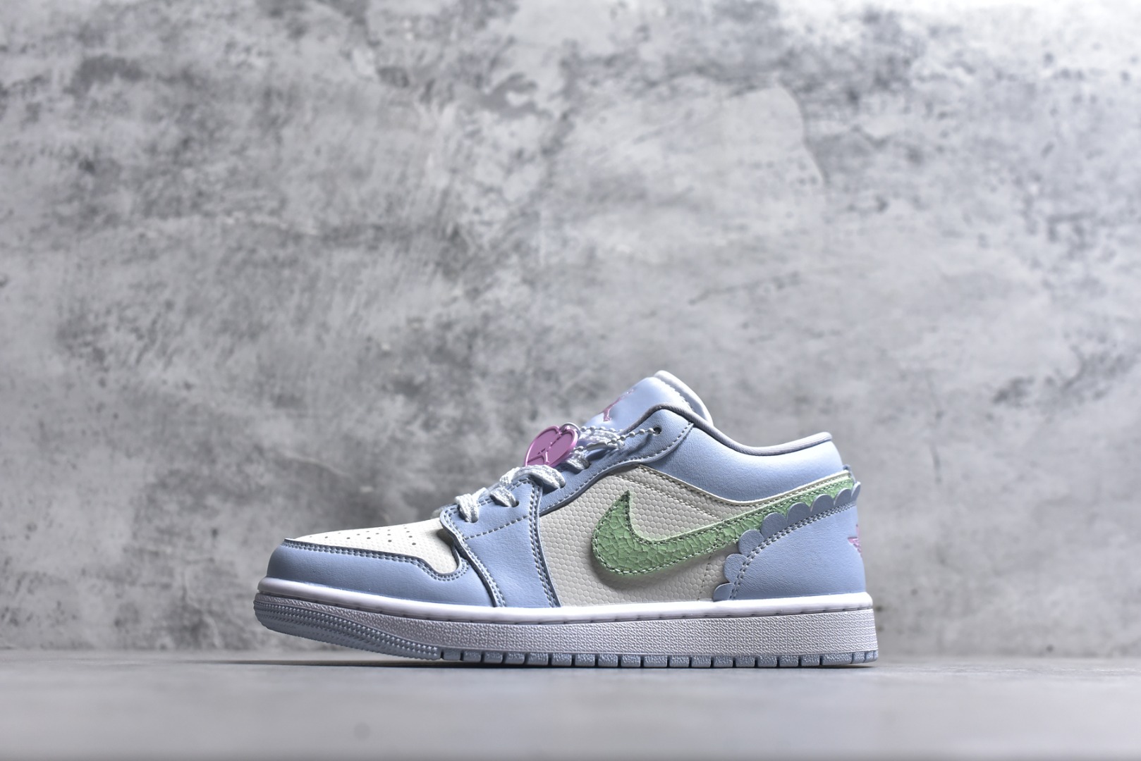 #Air Jordan AJ1 Low 低帮 IB7113-403 全新流水线出品 DT版本唯一平替选择 市场第二梯队最强版 全部原鞋开发 原楦原纸板开发 全鞋电脑针车 原厂内置全掌气垫 原盒内在原标 唯一Zp原版鞋带绑法 免检产品 全新2022版型 全头层皮料 完美零毛边处理 原厂配置全掌气垫 价格定位良心 几十个配色陆续出货 实拍调校N版已经零色差零失真 百分百还原实物色彩所见即所得 不存在货不对板色差等低级问题 选购参考实物拍摄 不混卖不参货 只用心做好货严格选品 承诺混一赔十 尺码：36 36.5 37.5 38 38.5 39 40 40.5 41 42 42.5 43 44 44.5 45-选品中心
