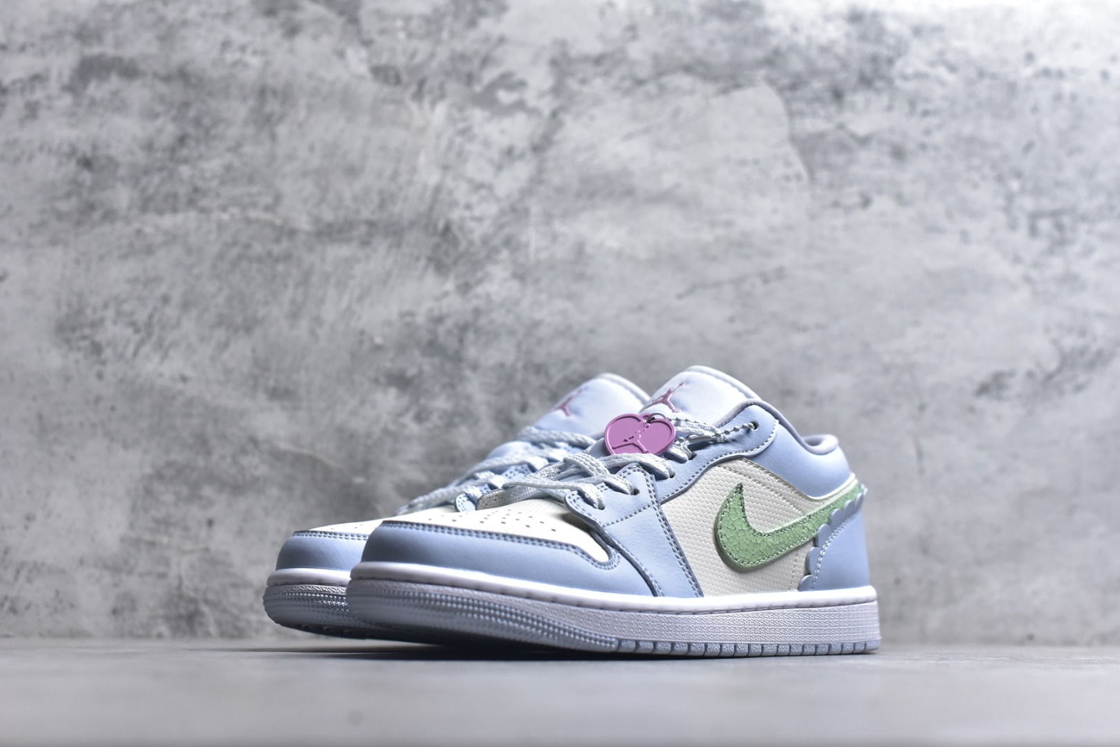 图片[2]-#Air Jordan AJ1 Low 低帮 IB7113-403 全新流水线出品 DT版本唯一平替选择 市场第二梯队最强版 全部原鞋开发 原楦原纸板开发 全鞋电脑针车 原厂内置全掌气垫 原盒内在原标 唯一Zp原版鞋带绑法 免检产品 全新2022版型 全头层皮料 完美零毛边处理 原厂配置全掌气垫 价格定位良心 几十个配色陆续出货 实拍调校N版已经零色差零失真 百分百还原实物色彩所见即所得 不存在货不对板色差等低级问题 选购参考实物拍摄 不混卖不参货 只用心做好货严格选品 承诺混一赔十 尺码：36 36.5 37.5 38 38.5 39 40 40.5 41 42 42.5 43 44 44.5 45-选品中心