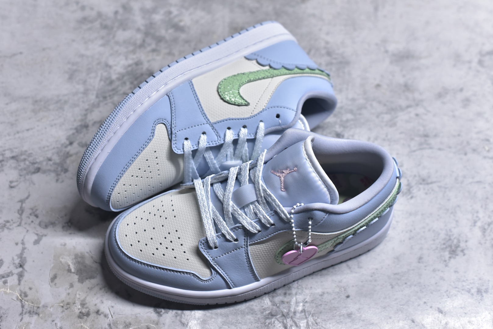 图片[7]-#Air Jordan AJ1 Low 低帮 IB7113-403 全新流水线出品 DT版本唯一平替选择 市场第二梯队最强版 全部原鞋开发 原楦原纸板开发 全鞋电脑针车 原厂内置全掌气垫 原盒内在原标 唯一Zp原版鞋带绑法 免检产品 全新2022版型 全头层皮料 完美零毛边处理 原厂配置全掌气垫 价格定位良心 几十个配色陆续出货 实拍调校N版已经零色差零失真 百分百还原实物色彩所见即所得 不存在货不对板色差等低级问题 选购参考实物拍摄 不混卖不参货 只用心做好货严格选品 承诺混一赔十 尺码：36 36.5 37.5 38 38.5 39 40 40.5 41 42 42.5 43 44 44.5 45-选品中心