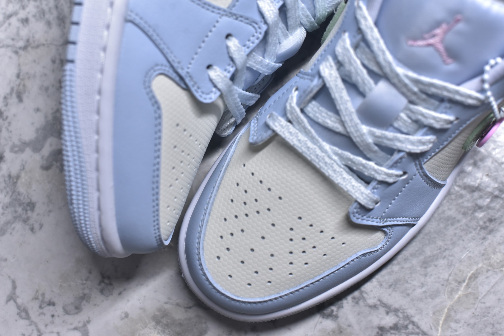 图片[8]-#Air Jordan AJ1 Low 低帮 IB7113-403 全新流水线出品 DT版本唯一平替选择 市场第二梯队最强版 全部原鞋开发 原楦原纸板开发 全鞋电脑针车 原厂内置全掌气垫 原盒内在原标 唯一Zp原版鞋带绑法 免检产品 全新2022版型 全头层皮料 完美零毛边处理 原厂配置全掌气垫 价格定位良心 几十个配色陆续出货 实拍调校N版已经零色差零失真 百分百还原实物色彩所见即所得 不存在货不对板色差等低级问题 选购参考实物拍摄 不混卖不参货 只用心做好货严格选品 承诺混一赔十 尺码：36 36.5 37.5 38 38.5 39 40 40.5 41 42 42.5 43 44 44.5 45-选品中心