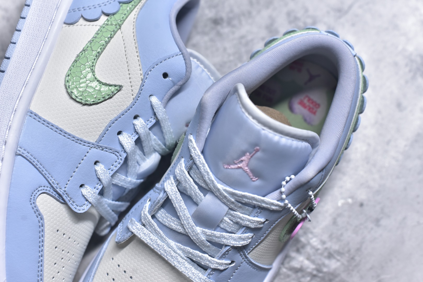 图片[9]-#Air Jordan AJ1 Low 低帮 IB7113-403 全新流水线出品 DT版本唯一平替选择 市场第二梯队最强版 全部原鞋开发 原楦原纸板开发 全鞋电脑针车 原厂内置全掌气垫 原盒内在原标 唯一Zp原版鞋带绑法 免检产品 全新2022版型 全头层皮料 完美零毛边处理 原厂配置全掌气垫 价格定位良心 几十个配色陆续出货 实拍调校N版已经零色差零失真 百分百还原实物色彩所见即所得 不存在货不对板色差等低级问题 选购参考实物拍摄 不混卖不参货 只用心做好货严格选品 承诺混一赔十 尺码：36 36.5 37.5 38 38.5 39 40 40.5 41 42 42.5 43 44 44.5 45-选品中心