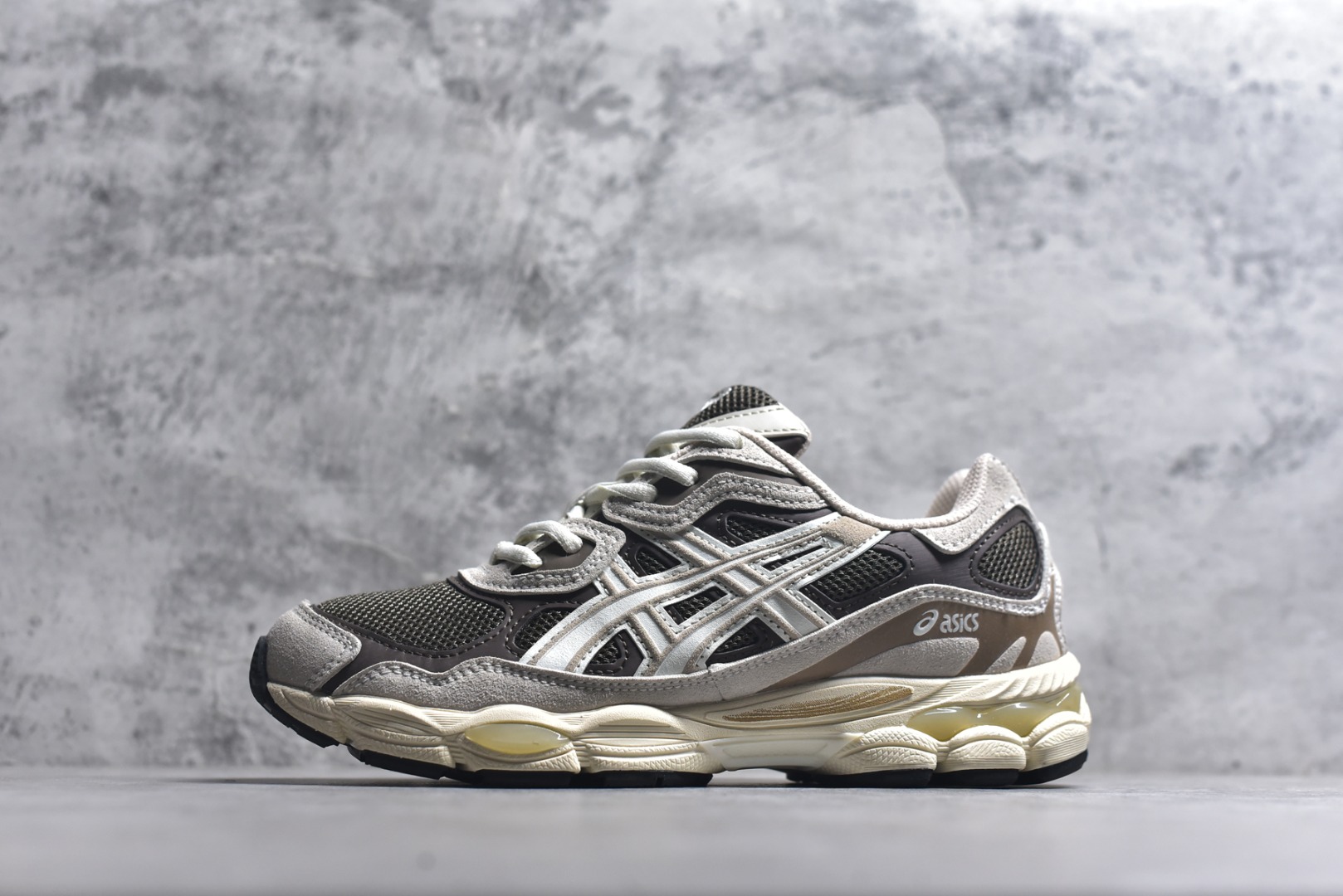 #Asics Gel-NYC 亚瑟士 防滑耐磨 休闲运动鞋 采用双层提花网面设计 提高包裹性和透气性 后跟搭载稳定系统科技T-GEL提升整体支撑力和结构感 减少对身体带来的冲击负荷 创新中底至轻回弹 货号：1203A634-200 尺码：36-46带半码-选品中心