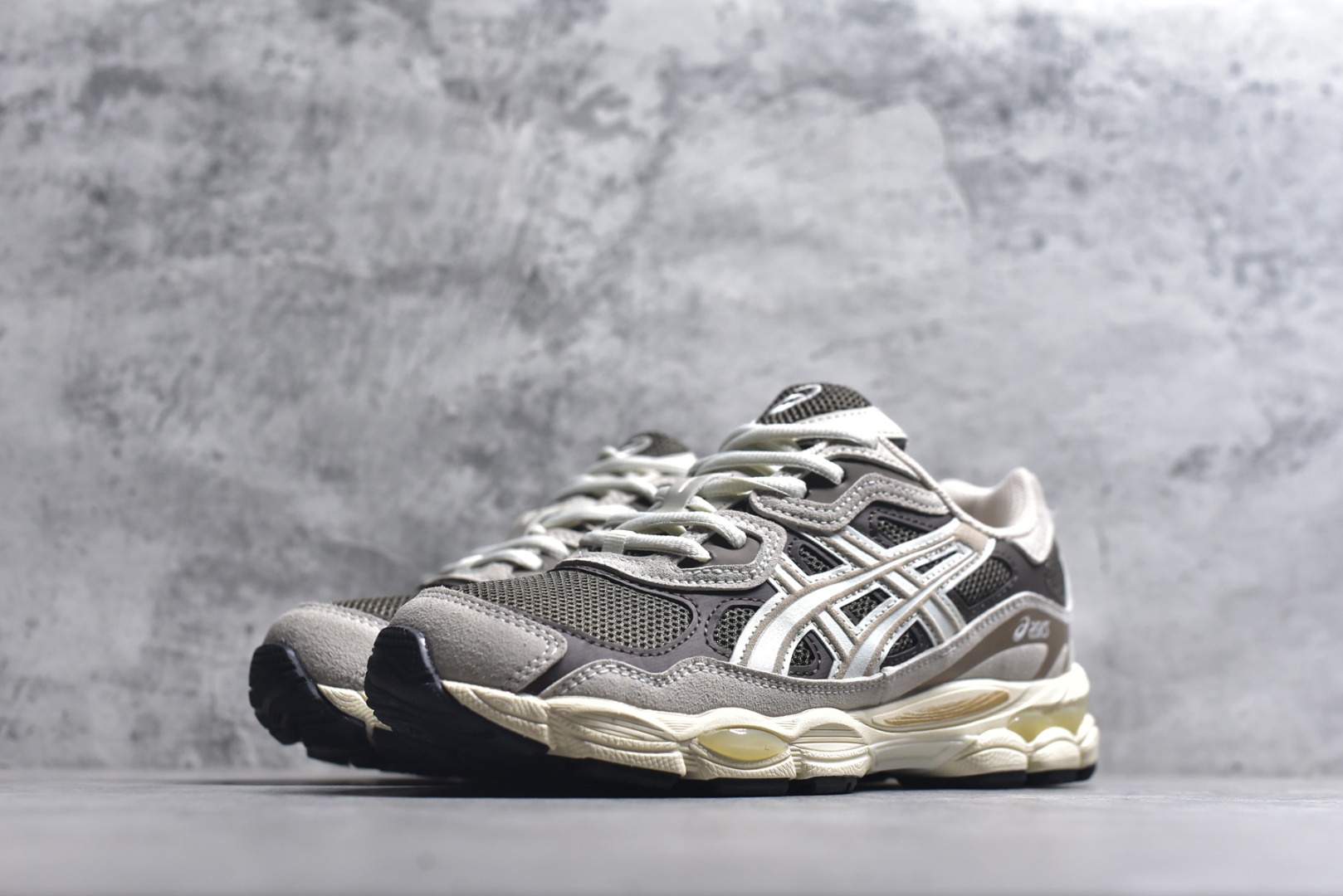 图片[2]-#Asics Gel-NYC 亚瑟士 防滑耐磨 休闲运动鞋 采用双层提花网面设计 提高包裹性和透气性 后跟搭载稳定系统科技T-GEL提升整体支撑力和结构感 减少对身体带来的冲击负荷 创新中底至轻回弹 货号：1203A634-200 尺码：36-46带半码-选品中心