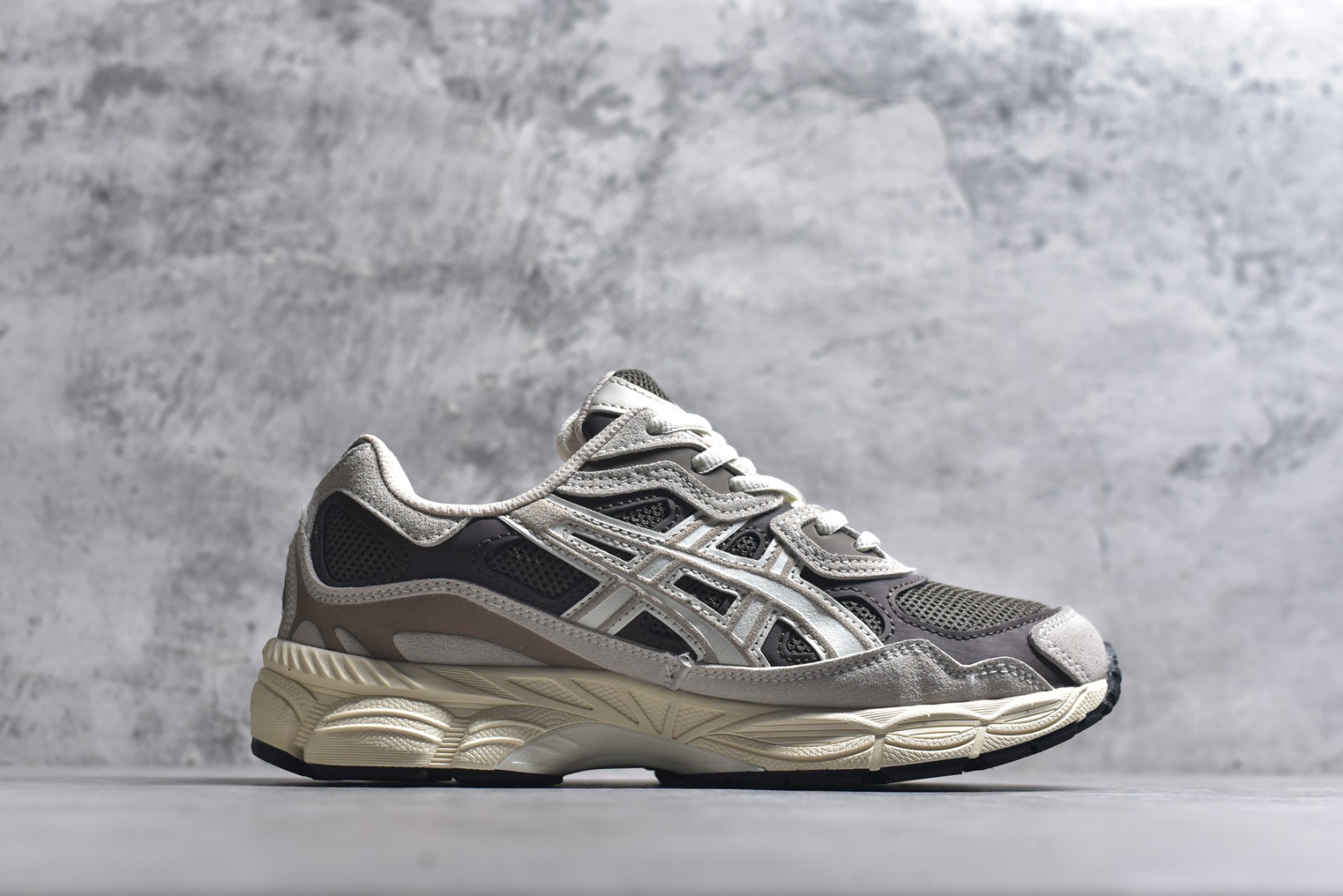 图片[3]-#Asics Gel-NYC 亚瑟士 防滑耐磨 休闲运动鞋 采用双层提花网面设计 提高包裹性和透气性 后跟搭载稳定系统科技T-GEL提升整体支撑力和结构感 减少对身体带来的冲击负荷 创新中底至轻回弹 货号：1203A634-200 尺码：36-46带半码-选品中心