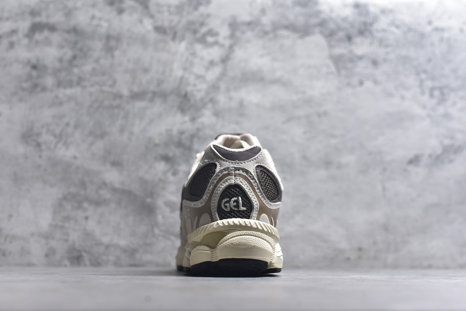 图片[5]-#Asics Gel-NYC 亚瑟士 防滑耐磨 休闲运动鞋 采用双层提花网面设计 提高包裹性和透气性 后跟搭载稳定系统科技T-GEL提升整体支撑力和结构感 减少对身体带来的冲击负荷 创新中底至轻回弹 货号：1203A634-200 尺码：36-46带半码-选品中心