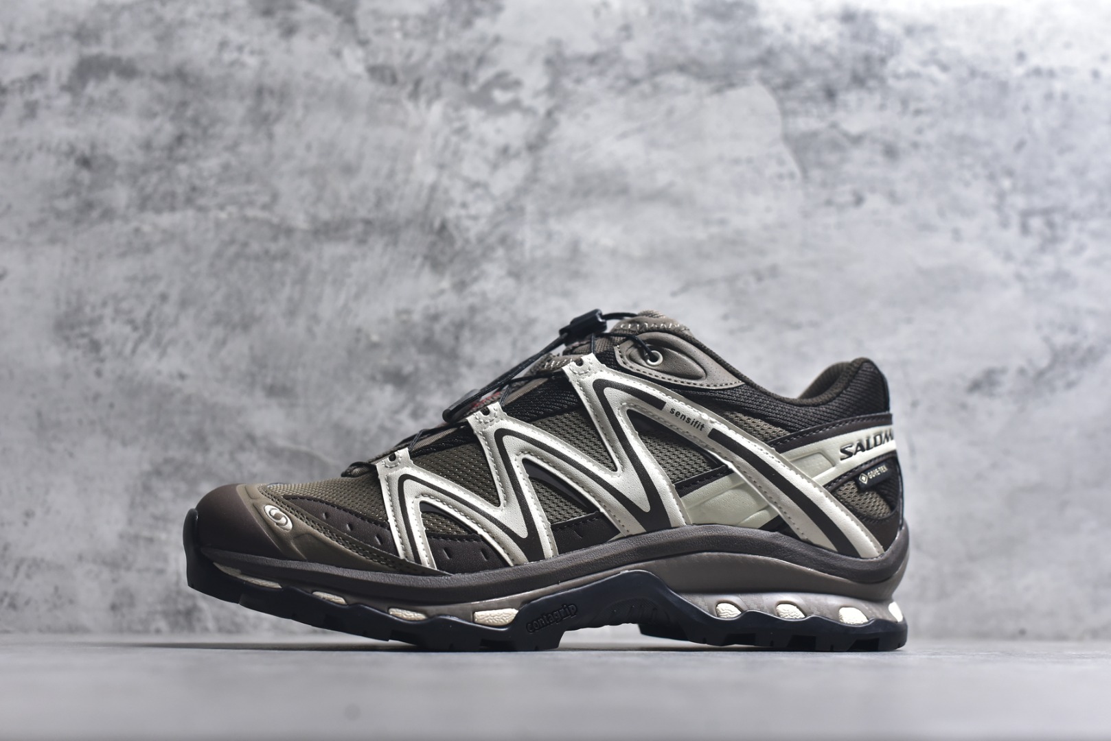 #Salomon XT-QUEST ADV 萨洛蒙情侣款户外机能鞋 马年限定 茶马古道 492789 全新工厂出品 升级品质 全鞋改进为原厂一致材料打造 全新修长鞋型 版型正 全新玻璃冲刀 清洁度提升 中底带数字钢印 网面与鞋头材料校对一致无色差 鞋盒同步原版牛皮纸鞋盒 鞋头处添加☯️太极标 细节多次修改校正 坚持同步原版无差别 终端优势供应 尺码：36 36.5 37.5 38 38.5 39 40 40.5 41 42 42.5 43 44 44.5 45 46-选品中心
