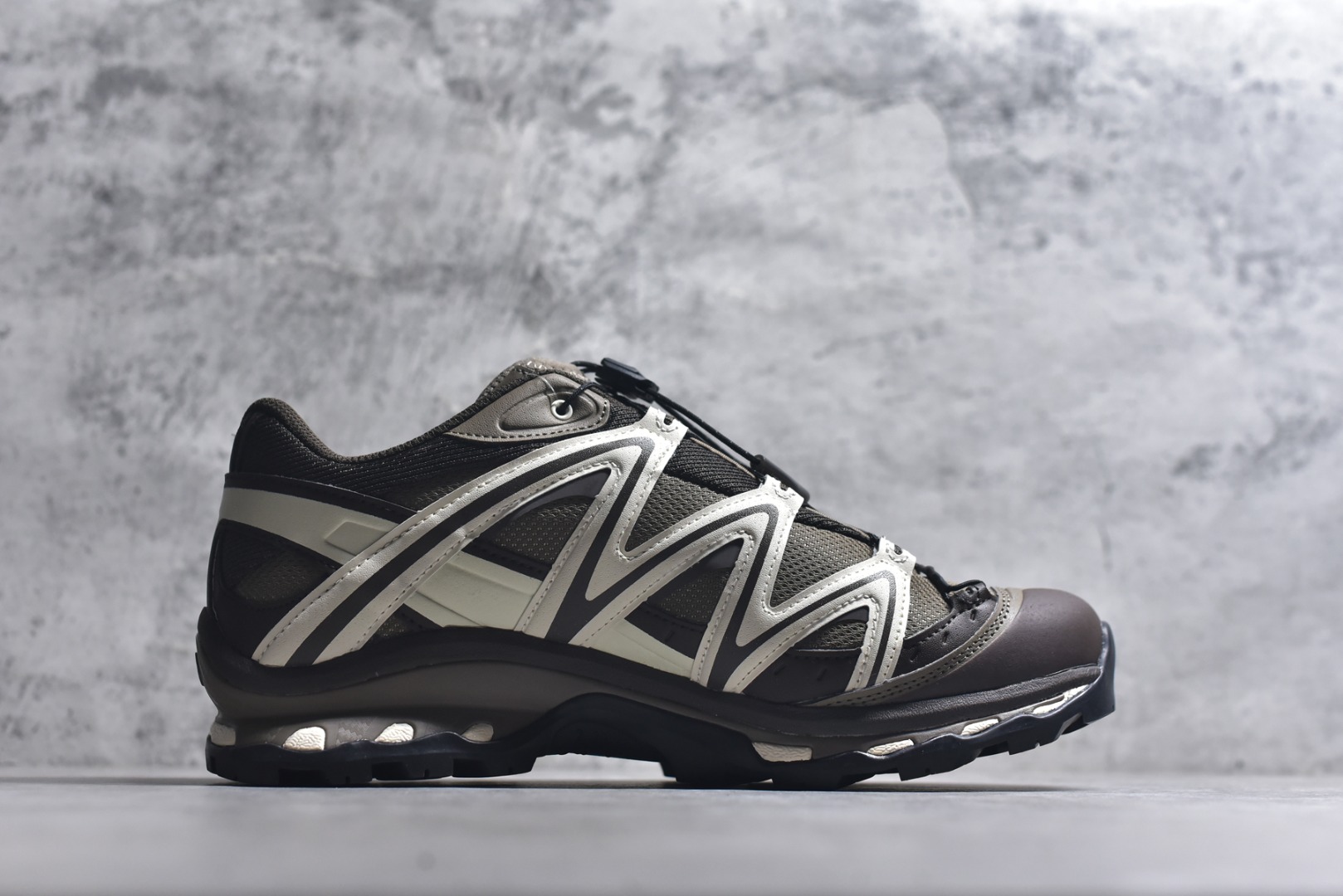 图片[3]-#Salomon XT-QUEST ADV 萨洛蒙情侣款户外机能鞋 马年限定 茶马古道 492789 全新工厂出品 升级品质 全鞋改进为原厂一致材料打造 全新修长鞋型 版型正 全新玻璃冲刀 清洁度提升 中底带数字钢印 网面与鞋头材料校对一致无色差 鞋盒同步原版牛皮纸鞋盒 鞋头处添加☯️太极标 细节多次修改校正 坚持同步原版无差别 终端优势供应 尺码：36 36.5 37.5 38 38.5 39 40 40.5 41 42 42.5 43 44 44.5 45 46-选品中心