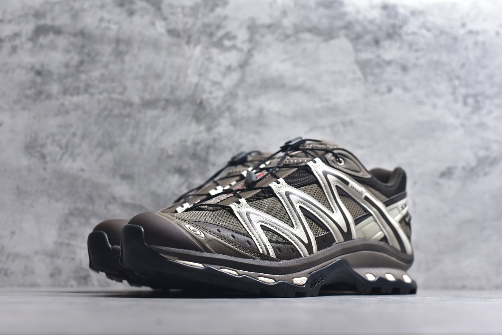 图片[2]-#Salomon XT-QUEST ADV 萨洛蒙情侣款户外机能鞋 马年限定 茶马古道 492789 全新工厂出品 升级品质 全鞋改进为原厂一致材料打造 全新修长鞋型 版型正 全新玻璃冲刀 清洁度提升 中底带数字钢印 网面与鞋头材料校对一致无色差 鞋盒同步原版牛皮纸鞋盒 鞋头处添加☯️太极标 细节多次修改校正 坚持同步原版无差别 终端优势供应 尺码：36 36.5 37.5 38 38.5 39 40 40.5 41 42 42.5 43 44 44.5 45 46-选品中心