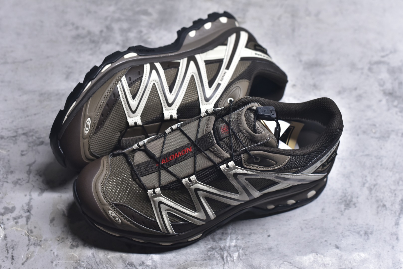 图片[7]-#Salomon XT-QUEST ADV 萨洛蒙情侣款户外机能鞋 马年限定 茶马古道 492789 全新工厂出品 升级品质 全鞋改进为原厂一致材料打造 全新修长鞋型 版型正 全新玻璃冲刀 清洁度提升 中底带数字钢印 网面与鞋头材料校对一致无色差 鞋盒同步原版牛皮纸鞋盒 鞋头处添加☯️太极标 细节多次修改校正 坚持同步原版无差别 终端优势供应 尺码：36 36.5 37.5 38 38.5 39 40 40.5 41 42 42.5 43 44 44.5 45 46-选品中心