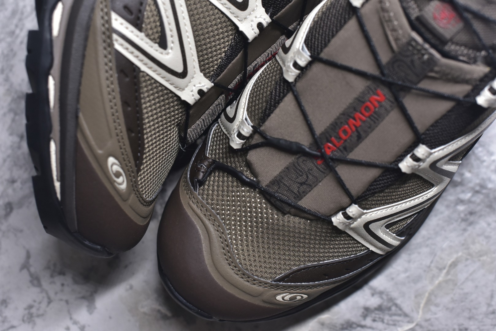 图片[8]-#Salomon XT-QUEST ADV 萨洛蒙情侣款户外机能鞋 马年限定 茶马古道 492789 全新工厂出品 升级品质 全鞋改进为原厂一致材料打造 全新修长鞋型 版型正 全新玻璃冲刀 清洁度提升 中底带数字钢印 网面与鞋头材料校对一致无色差 鞋盒同步原版牛皮纸鞋盒 鞋头处添加☯️太极标 细节多次修改校正 坚持同步原版无差别 终端优势供应 尺码：36 36.5 37.5 38 38.5 39 40 40.5 41 42 42.5 43 44 44.5 45 46-选品中心