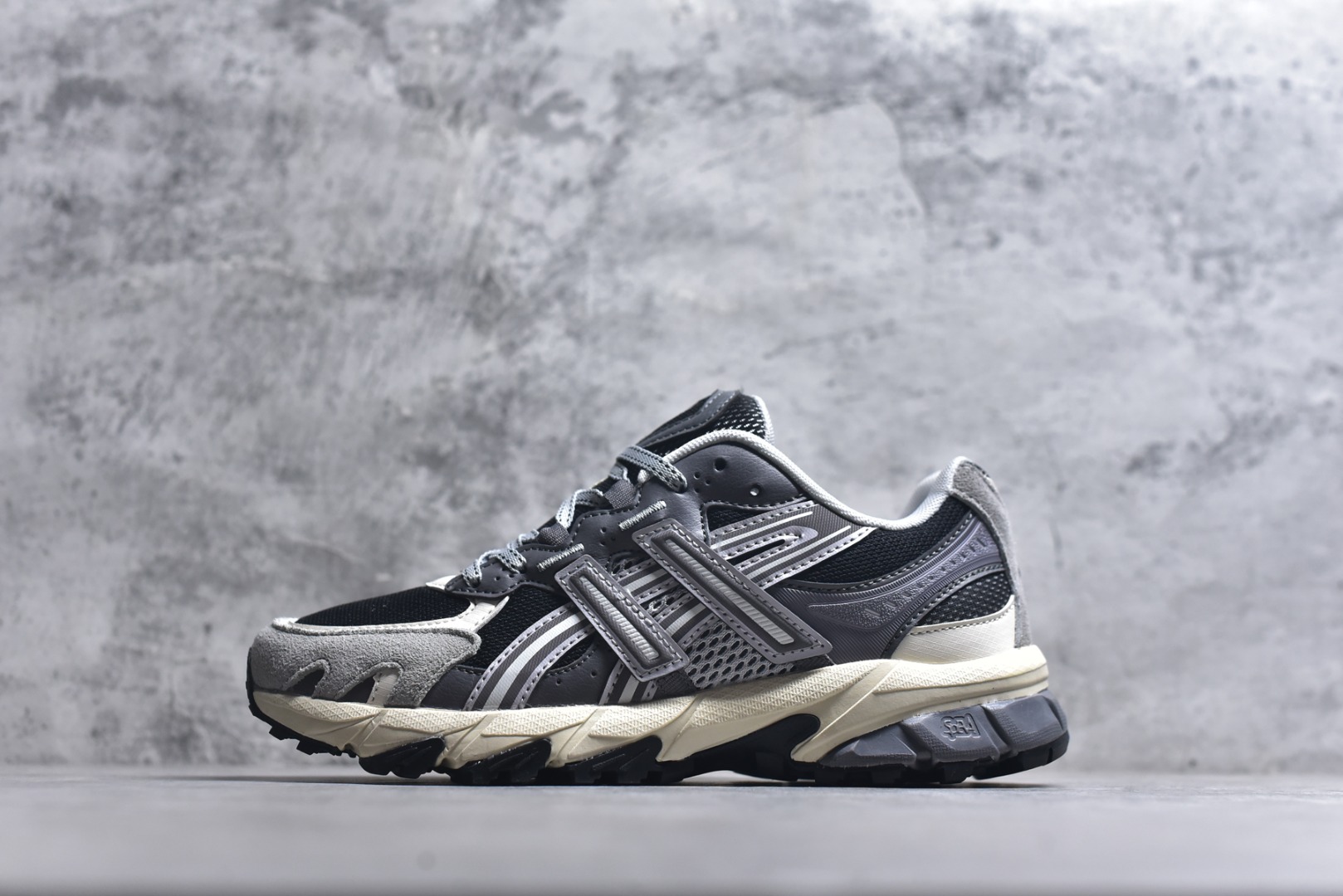 #ASICS Gel-Sonoma TR62 出行 百搭通勤减震防滑 低帮 休闲训练跑步鞋 男女同款 ASICS（亚瑟士）是日本实业家鬼冢喜八郎创立的跑鞋运动品牌，名字想法源自著名的拉丁谚语“AnimaSana In Corpore Sano”，意为“健全的精神寓于强健的体魄”。正如其名字的含义，ASICS亚瑟士一直坚信保持身体的健康与活力是打造健康快乐的生活方式的最佳途径。亚瑟士的跑鞋、篮球鞋等系列集专业与美貌于一身，拥有极高的热度。2016年，ASICS在“2016年日本最佳全球品牌”排行榜名列第17名。尺码：36 37 37.5 38 39 39.5 40 40.5 41.5 42 42.5 43.5 44 45-选品中心