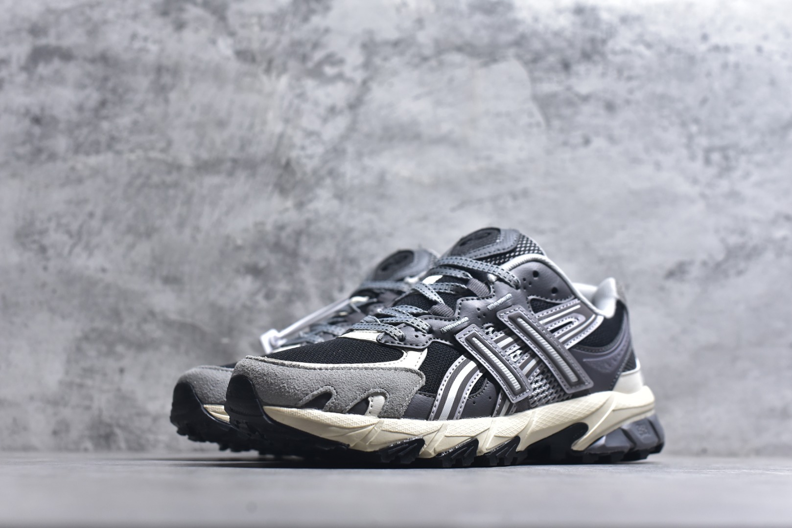 图片[2]-#ASICS Gel-Sonoma TR62 出行 百搭通勤减震防滑 低帮 休闲训练跑步鞋 男女同款 ASICS（亚瑟士）是日本实业家鬼冢喜八郎创立的跑鞋运动品牌，名字想法源自著名的拉丁谚语“AnimaSana In Corpore Sano”，意为“健全的精神寓于强健的体魄”。正如其名字的含义，ASICS亚瑟士一直坚信保持身体的健康与活力是打造健康快乐的生活方式的最佳途径。亚瑟士的跑鞋、篮球鞋等系列集专业与美貌于一身，拥有极高的热度。2016年，ASICS在“2016年日本最佳全球品牌”排行榜名列第17名。尺码：36 37 37.5 38 39 39.5 40 40.5 41.5 42 42.5 43.5 44 45-选品中心