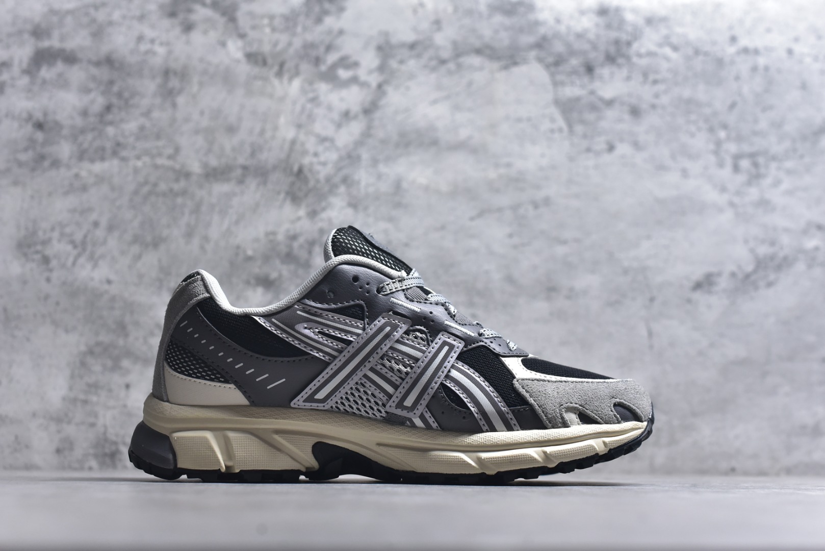 图片[3]-#ASICS Gel-Sonoma TR62 出行 百搭通勤减震防滑 低帮 休闲训练跑步鞋 男女同款 ASICS（亚瑟士）是日本实业家鬼冢喜八郎创立的跑鞋运动品牌，名字想法源自著名的拉丁谚语“AnimaSana In Corpore Sano”，意为“健全的精神寓于强健的体魄”。正如其名字的含义，ASICS亚瑟士一直坚信保持身体的健康与活力是打造健康快乐的生活方式的最佳途径。亚瑟士的跑鞋、篮球鞋等系列集专业与美貌于一身，拥有极高的热度。2016年，ASICS在“2016年日本最佳全球品牌”排行榜名列第17名。尺码：36 37 37.5 38 39 39.5 40 40.5 41.5 42 42.5 43.5 44 45-选品中心