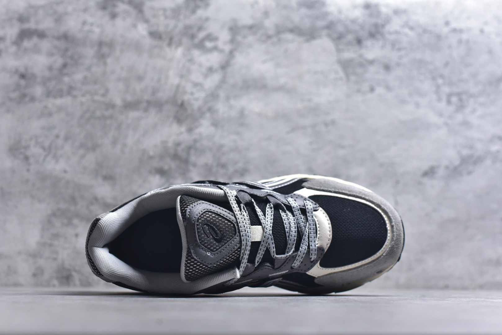 图片[4]-#ASICS Gel-Sonoma TR62 出行 百搭通勤减震防滑 低帮 休闲训练跑步鞋 男女同款 ASICS（亚瑟士）是日本实业家鬼冢喜八郎创立的跑鞋运动品牌，名字想法源自著名的拉丁谚语“AnimaSana In Corpore Sano”，意为“健全的精神寓于强健的体魄”。正如其名字的含义，ASICS亚瑟士一直坚信保持身体的健康与活力是打造健康快乐的生活方式的最佳途径。亚瑟士的跑鞋、篮球鞋等系列集专业与美貌于一身，拥有极高的热度。2016年，ASICS在“2016年日本最佳全球品牌”排行榜名列第17名。尺码：36 37 37.5 38 39 39.5 40 40.5 41.5 42 42.5 43.5 44 45-选品中心