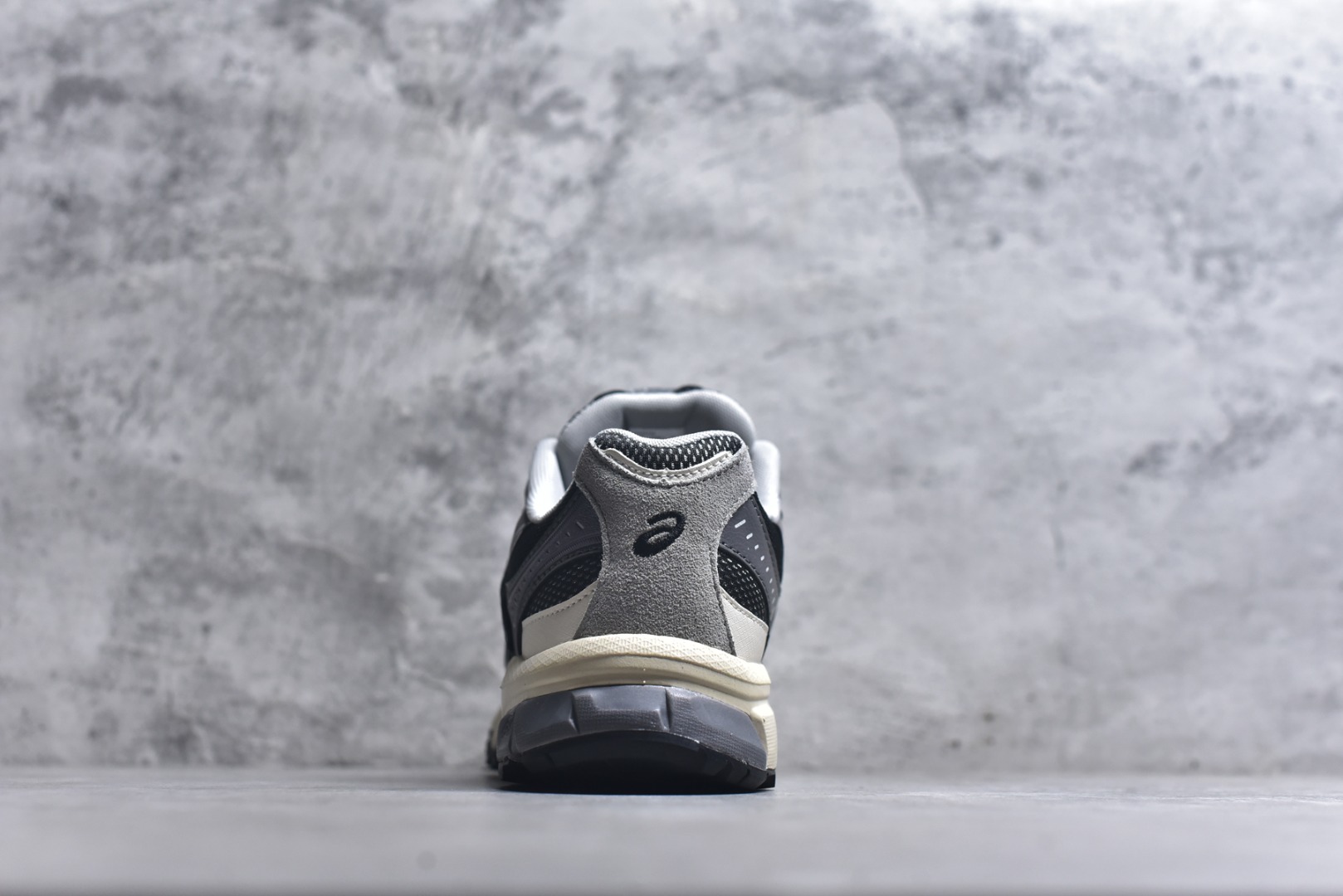 图片[5]-#ASICS Gel-Sonoma TR62 出行 百搭通勤减震防滑 低帮 休闲训练跑步鞋 男女同款 ASICS（亚瑟士）是日本实业家鬼冢喜八郎创立的跑鞋运动品牌，名字想法源自著名的拉丁谚语“AnimaSana In Corpore Sano”，意为“健全的精神寓于强健的体魄”。正如其名字的含义，ASICS亚瑟士一直坚信保持身体的健康与活力是打造健康快乐的生活方式的最佳途径。亚瑟士的跑鞋、篮球鞋等系列集专业与美貌于一身，拥有极高的热度。2016年，ASICS在“2016年日本最佳全球品牌”排行榜名列第17名。尺码：36 37 37.5 38 39 39.5 40 40.5 41.5 42 42.5 43.5 44 45-选品中心