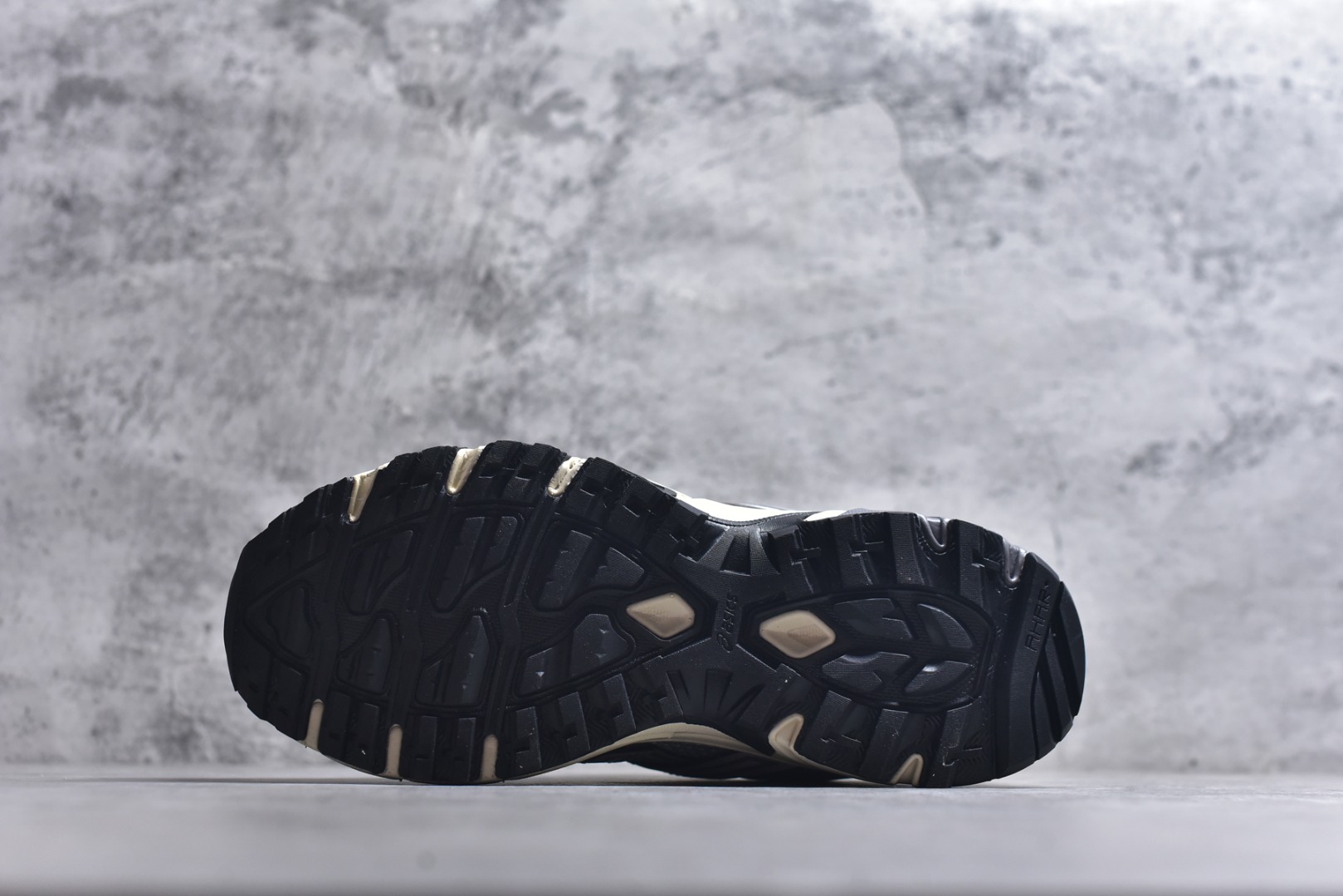 图片[6]-#ASICS Gel-Sonoma TR62 出行 百搭通勤减震防滑 低帮 休闲训练跑步鞋 男女同款 ASICS（亚瑟士）是日本实业家鬼冢喜八郎创立的跑鞋运动品牌，名字想法源自著名的拉丁谚语“AnimaSana In Corpore Sano”，意为“健全的精神寓于强健的体魄”。正如其名字的含义，ASICS亚瑟士一直坚信保持身体的健康与活力是打造健康快乐的生活方式的最佳途径。亚瑟士的跑鞋、篮球鞋等系列集专业与美貌于一身，拥有极高的热度。2016年，ASICS在“2016年日本最佳全球品牌”排行榜名列第17名。尺码：36 37 37.5 38 39 39.5 40 40.5 41.5 42 42.5 43.5 44 45-选品中心