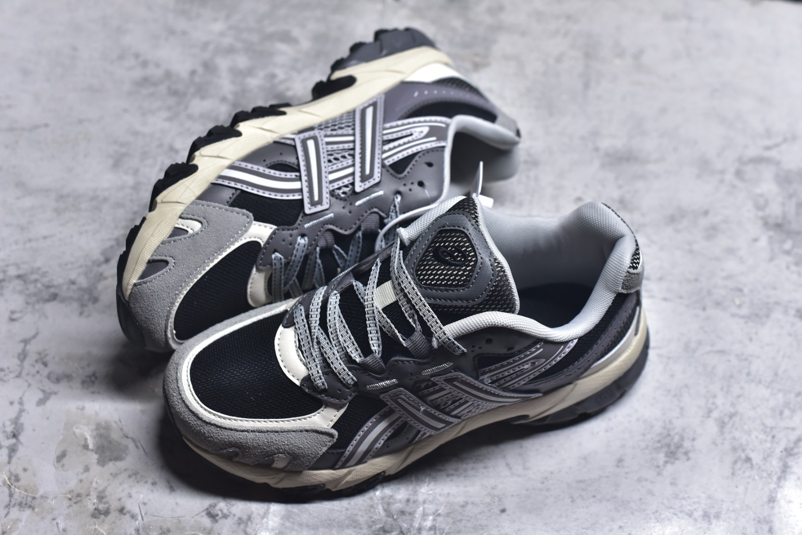 图片[7]-#ASICS Gel-Sonoma TR62 出行 百搭通勤减震防滑 低帮 休闲训练跑步鞋 男女同款 ASICS（亚瑟士）是日本实业家鬼冢喜八郎创立的跑鞋运动品牌，名字想法源自著名的拉丁谚语“AnimaSana In Corpore Sano”，意为“健全的精神寓于强健的体魄”。正如其名字的含义，ASICS亚瑟士一直坚信保持身体的健康与活力是打造健康快乐的生活方式的最佳途径。亚瑟士的跑鞋、篮球鞋等系列集专业与美貌于一身，拥有极高的热度。2016年，ASICS在“2016年日本最佳全球品牌”排行榜名列第17名。尺码：36 37 37.5 38 39 39.5 40 40.5 41.5 42 42.5 43.5 44 45-选品中心