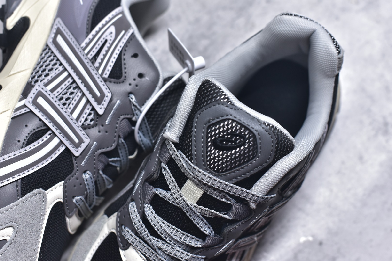 图片[9]-#ASICS Gel-Sonoma TR62 出行 百搭通勤减震防滑 低帮 休闲训练跑步鞋 男女同款 ASICS（亚瑟士）是日本实业家鬼冢喜八郎创立的跑鞋运动品牌，名字想法源自著名的拉丁谚语“AnimaSana In Corpore Sano”，意为“健全的精神寓于强健的体魄”。正如其名字的含义，ASICS亚瑟士一直坚信保持身体的健康与活力是打造健康快乐的生活方式的最佳途径。亚瑟士的跑鞋、篮球鞋等系列集专业与美貌于一身，拥有极高的热度。2016年，ASICS在“2016年日本最佳全球品牌”排行榜名列第17名。尺码：36 37 37.5 38 39 39.5 40 40.5 41.5 42 42.5 43.5 44 45-选品中心