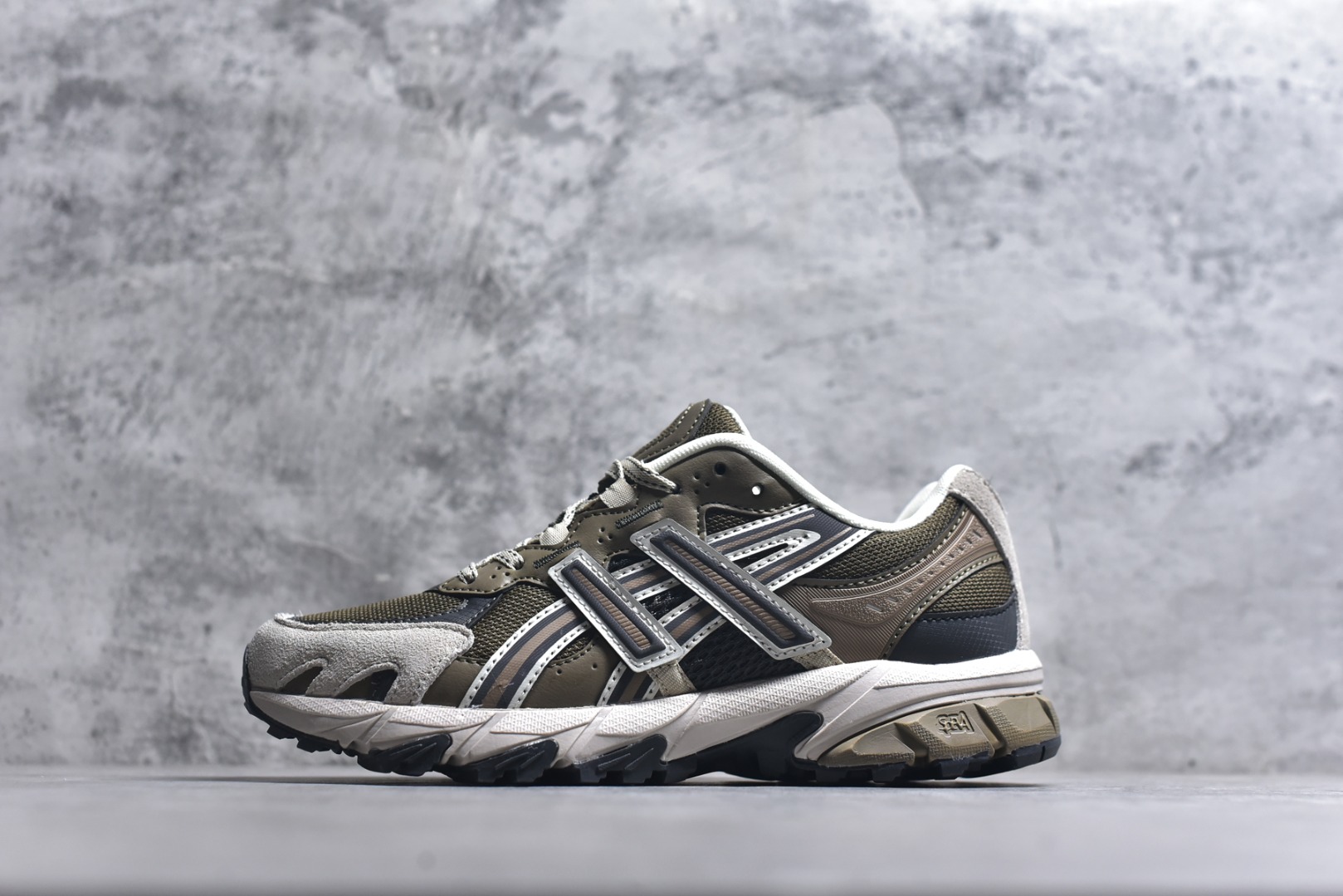 #ASICS Gel-Sonoma TR62 出行 百搭通勤减震防滑 低帮 休闲训练跑步鞋 男女同款 ASICS（亚瑟士）是日本实业家鬼冢喜八郎创立的跑鞋运动品牌，名字想法源自著名的拉丁谚语“AnimaSana In Corpore Sano”，意为“健全的精神寓于强健的体魄”。正如其名字的含义，ASICS亚瑟士一直坚信保持身体的健康与活力是打造健康快乐的生活方式的最佳途径。亚瑟士的跑鞋、篮球鞋等系列集专业与美貌于一身，拥有极高的热度。2016年，ASICS在“2016年日本最佳全球品牌”排行榜名列第17名。尺码：36 37 37.5 38 39 39.5 40 40.5 41.5 42 42.5 43.5 44 45-选品中心