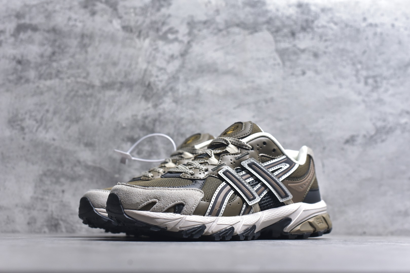 图片[2]-#ASICS Gel-Sonoma TR62 出行 百搭通勤减震防滑 低帮 休闲训练跑步鞋 男女同款 ASICS（亚瑟士）是日本实业家鬼冢喜八郎创立的跑鞋运动品牌，名字想法源自著名的拉丁谚语“AnimaSana In Corpore Sano”，意为“健全的精神寓于强健的体魄”。正如其名字的含义，ASICS亚瑟士一直坚信保持身体的健康与活力是打造健康快乐的生活方式的最佳途径。亚瑟士的跑鞋、篮球鞋等系列集专业与美貌于一身，拥有极高的热度。2016年，ASICS在“2016年日本最佳全球品牌”排行榜名列第17名。尺码：36 37 37.5 38 39 39.5 40 40.5 41.5 42 42.5 43.5 44 45-选品中心