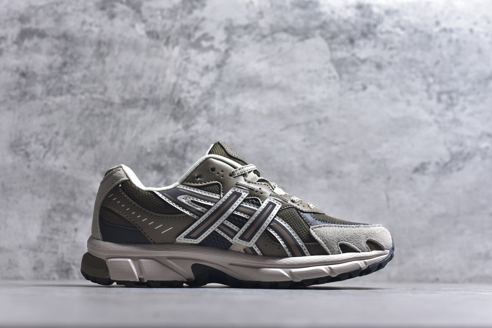 图片[3]-#ASICS Gel-Sonoma TR62 出行 百搭通勤减震防滑 低帮 休闲训练跑步鞋 男女同款 ASICS（亚瑟士）是日本实业家鬼冢喜八郎创立的跑鞋运动品牌，名字想法源自著名的拉丁谚语“AnimaSana In Corpore Sano”，意为“健全的精神寓于强健的体魄”。正如其名字的含义，ASICS亚瑟士一直坚信保持身体的健康与活力是打造健康快乐的生活方式的最佳途径。亚瑟士的跑鞋、篮球鞋等系列集专业与美貌于一身，拥有极高的热度。2016年，ASICS在“2016年日本最佳全球品牌”排行榜名列第17名。尺码：36 37 37.5 38 39 39.5 40 40.5 41.5 42 42.5 43.5 44 45-选品中心