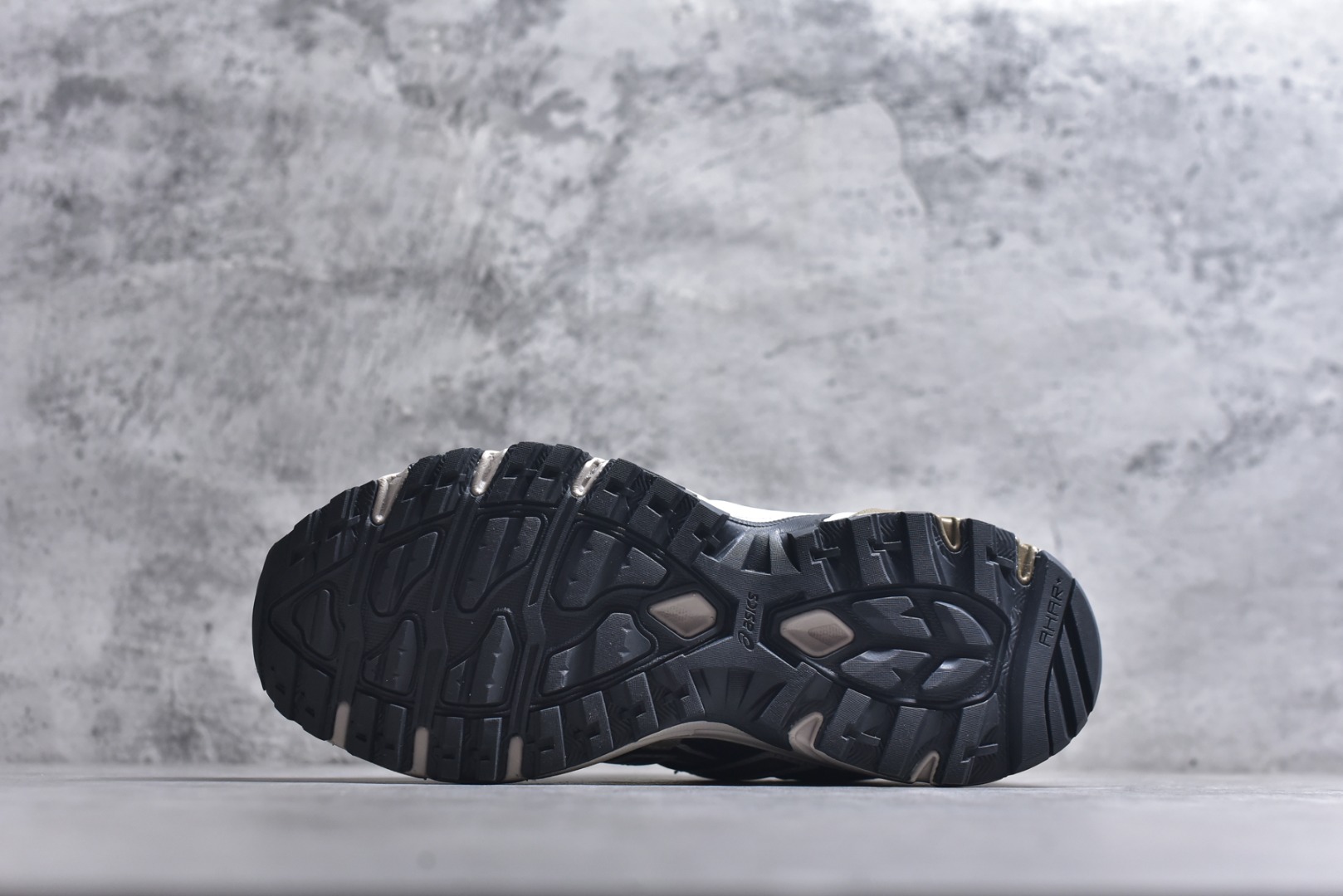 图片[6]-#ASICS Gel-Sonoma TR62 出行 百搭通勤减震防滑 低帮 休闲训练跑步鞋 男女同款 ASICS（亚瑟士）是日本实业家鬼冢喜八郎创立的跑鞋运动品牌，名字想法源自著名的拉丁谚语“AnimaSana In Corpore Sano”，意为“健全的精神寓于强健的体魄”。正如其名字的含义，ASICS亚瑟士一直坚信保持身体的健康与活力是打造健康快乐的生活方式的最佳途径。亚瑟士的跑鞋、篮球鞋等系列集专业与美貌于一身，拥有极高的热度。2016年，ASICS在“2016年日本最佳全球品牌”排行榜名列第17名。尺码：36 37 37.5 38 39 39.5 40 40.5 41.5 42 42.5 43.5 44 45-选品中心