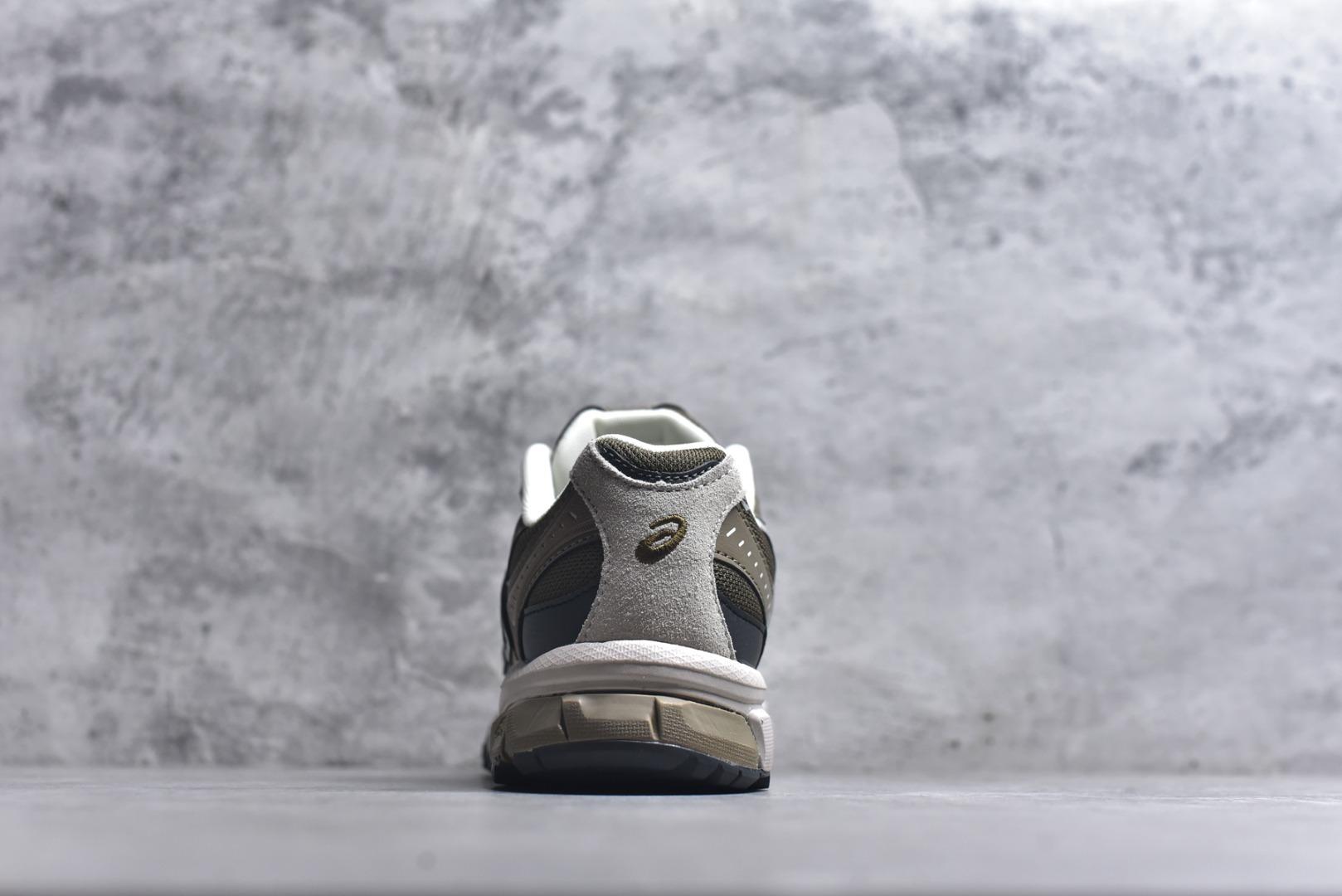 图片[5]-#ASICS Gel-Sonoma TR62 出行 百搭通勤减震防滑 低帮 休闲训练跑步鞋 男女同款 ASICS（亚瑟士）是日本实业家鬼冢喜八郎创立的跑鞋运动品牌，名字想法源自著名的拉丁谚语“AnimaSana In Corpore Sano”，意为“健全的精神寓于强健的体魄”。正如其名字的含义，ASICS亚瑟士一直坚信保持身体的健康与活力是打造健康快乐的生活方式的最佳途径。亚瑟士的跑鞋、篮球鞋等系列集专业与美貌于一身，拥有极高的热度。2016年，ASICS在“2016年日本最佳全球品牌”排行榜名列第17名。尺码：36 37 37.5 38 39 39.5 40 40.5 41.5 42 42.5 43.5 44 45-选品中心