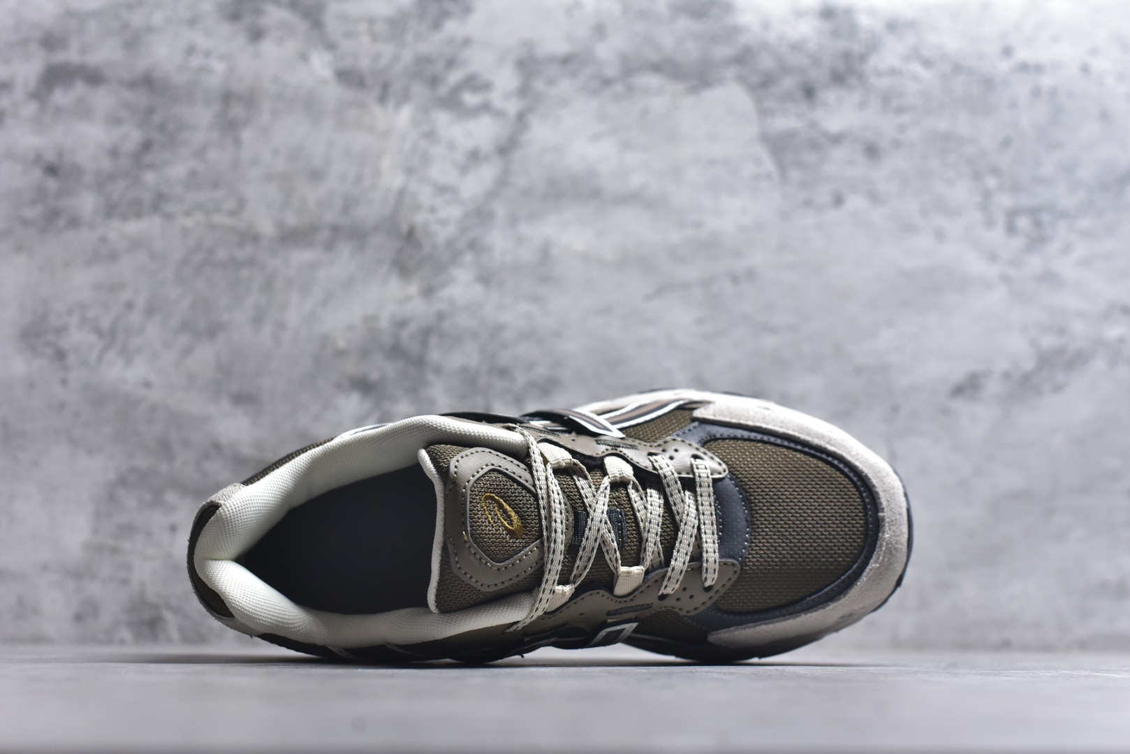 图片[4]-#ASICS Gel-Sonoma TR62 出行 百搭通勤减震防滑 低帮 休闲训练跑步鞋 男女同款 ASICS（亚瑟士）是日本实业家鬼冢喜八郎创立的跑鞋运动品牌，名字想法源自著名的拉丁谚语“AnimaSana In Corpore Sano”，意为“健全的精神寓于强健的体魄”。正如其名字的含义，ASICS亚瑟士一直坚信保持身体的健康与活力是打造健康快乐的生活方式的最佳途径。亚瑟士的跑鞋、篮球鞋等系列集专业与美貌于一身，拥有极高的热度。2016年，ASICS在“2016年日本最佳全球品牌”排行榜名列第17名。尺码：36 37 37.5 38 39 39.5 40 40.5 41.5 42 42.5 43.5 44 45-选品中心