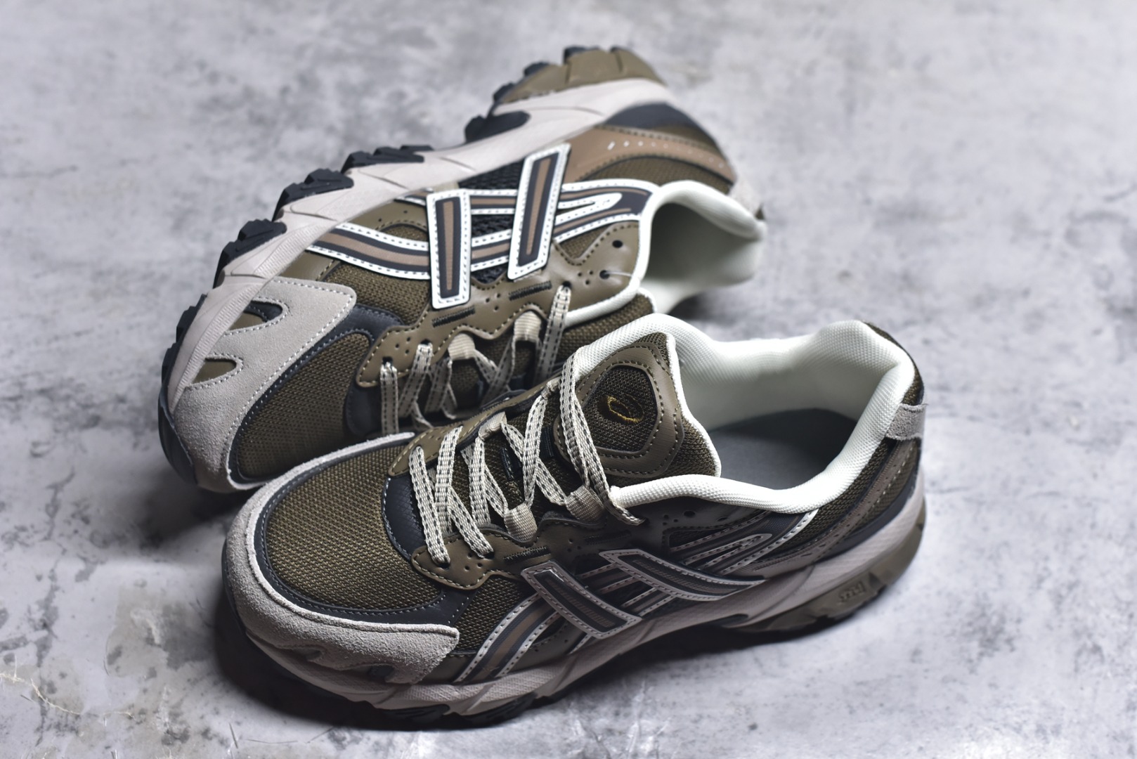 图片[7]-#ASICS Gel-Sonoma TR62 出行 百搭通勤减震防滑 低帮 休闲训练跑步鞋 男女同款 ASICS（亚瑟士）是日本实业家鬼冢喜八郎创立的跑鞋运动品牌，名字想法源自著名的拉丁谚语“AnimaSana In Corpore Sano”，意为“健全的精神寓于强健的体魄”。正如其名字的含义，ASICS亚瑟士一直坚信保持身体的健康与活力是打造健康快乐的生活方式的最佳途径。亚瑟士的跑鞋、篮球鞋等系列集专业与美貌于一身，拥有极高的热度。2016年，ASICS在“2016年日本最佳全球品牌”排行榜名列第17名。尺码：36 37 37.5 38 39 39.5 40 40.5 41.5 42 42.5 43.5 44 45-选品中心