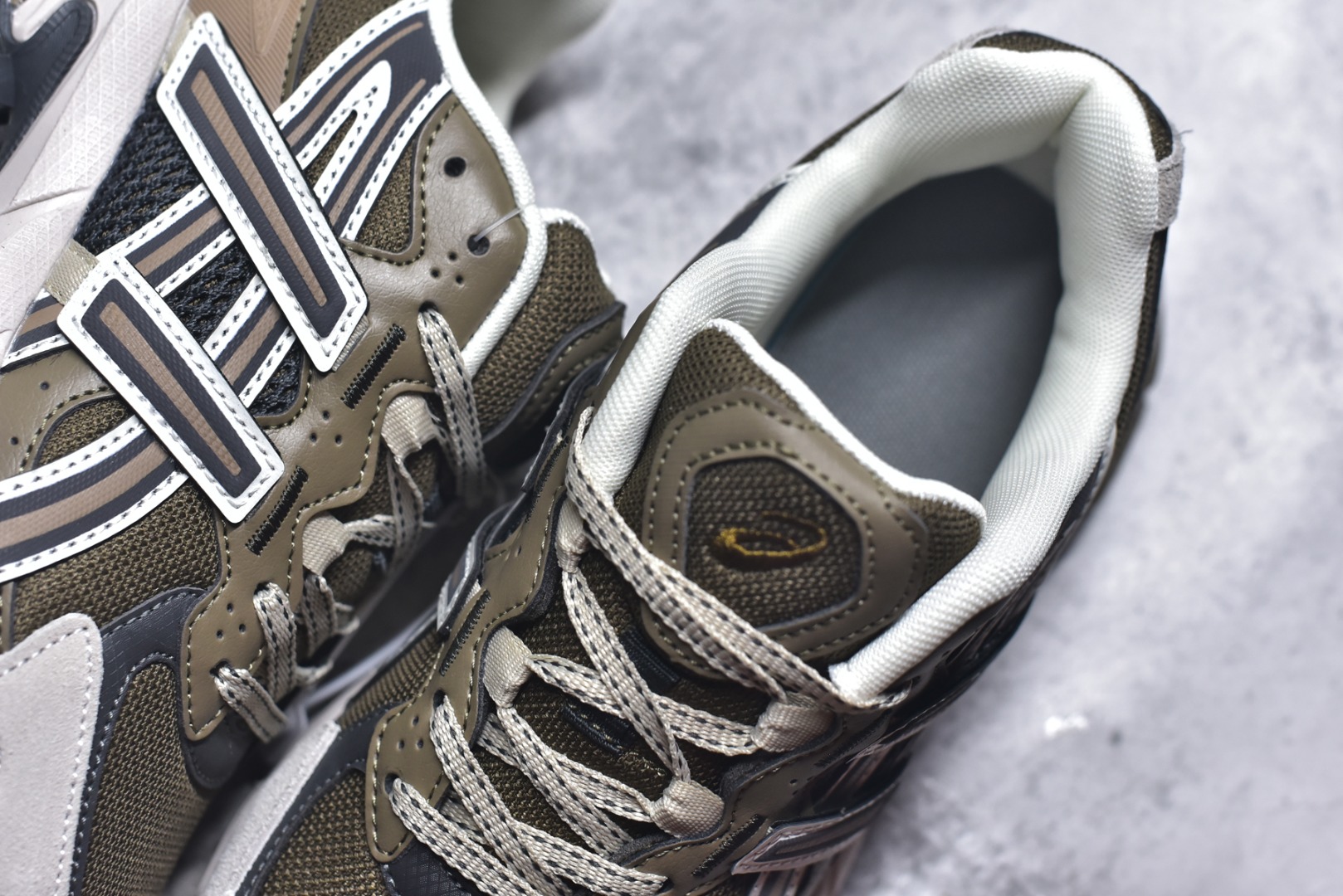 图片[9]-#ASICS Gel-Sonoma TR62 出行 百搭通勤减震防滑 低帮 休闲训练跑步鞋 男女同款 ASICS（亚瑟士）是日本实业家鬼冢喜八郎创立的跑鞋运动品牌，名字想法源自著名的拉丁谚语“AnimaSana In Corpore Sano”，意为“健全的精神寓于强健的体魄”。正如其名字的含义，ASICS亚瑟士一直坚信保持身体的健康与活力是打造健康快乐的生活方式的最佳途径。亚瑟士的跑鞋、篮球鞋等系列集专业与美貌于一身，拥有极高的热度。2016年，ASICS在“2016年日本最佳全球品牌”排行榜名列第17名。尺码：36 37 37.5 38 39 39.5 40 40.5 41.5 42 42.5 43.5 44 45-选品中心