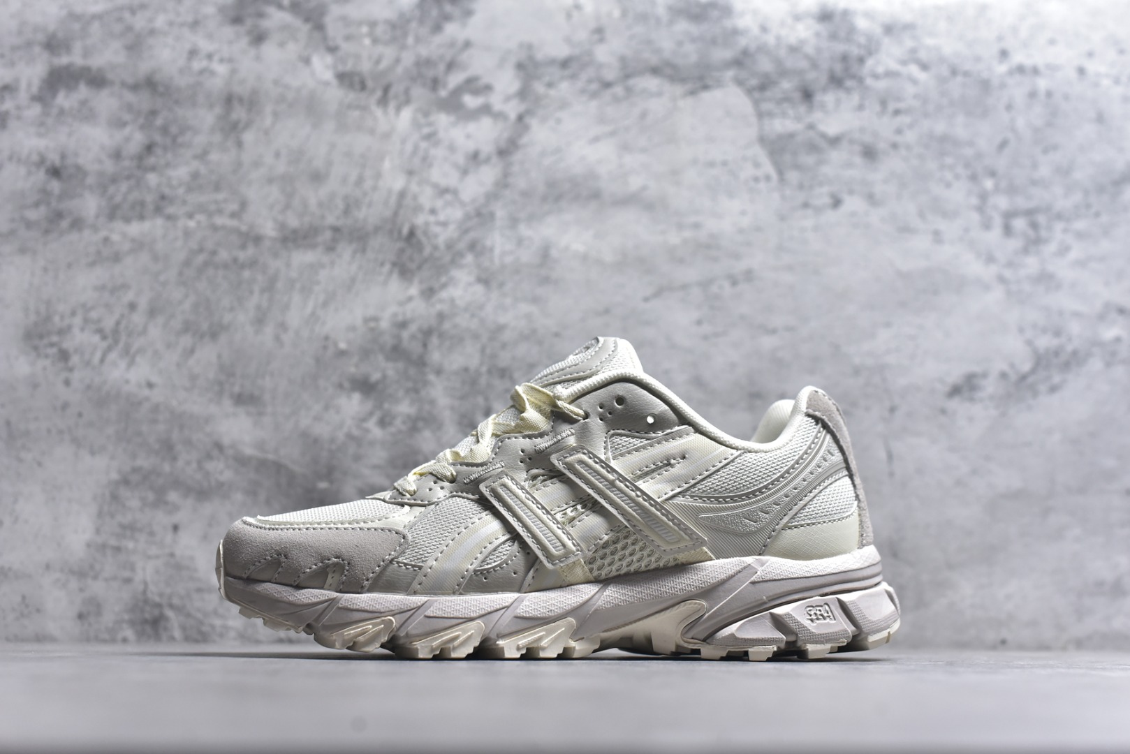 #ASICS Gel-Sonoma TR62 出行 百搭通勤减震防滑 低帮 休闲训练跑步鞋 男女同款 ASICS（亚瑟士）是日本实业家鬼冢喜八郎创立的跑鞋运动品牌，名字想法源自著名的拉丁谚语“AnimaSana In Corpore Sano”，意为“健全的精神寓于强健的体魄”。正如其名字的含义，ASICS亚瑟士一直坚信保持身体的健康与活力是打造健康快乐的生活方式的最佳途径。亚瑟士的跑鞋、篮球鞋等系列集专业与美貌于一身，拥有极高的热度。2016年，ASICS在“2016年日本最佳全球品牌”排行榜名列第17名。尺码：36 37 37.5 38 39 39.5 40 40.5 41.5 42 42.5 43.5 44 45-选品中心