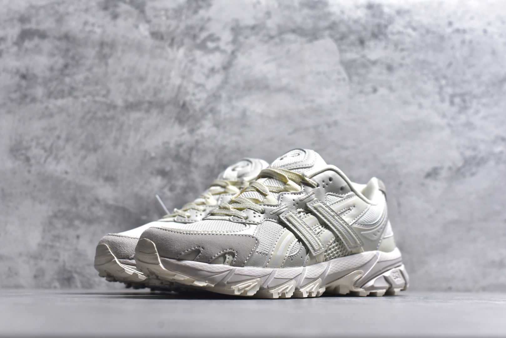 图片[2]-#ASICS Gel-Sonoma TR62 出行 百搭通勤减震防滑 低帮 休闲训练跑步鞋 男女同款 ASICS（亚瑟士）是日本实业家鬼冢喜八郎创立的跑鞋运动品牌，名字想法源自著名的拉丁谚语“AnimaSana In Corpore Sano”，意为“健全的精神寓于强健的体魄”。正如其名字的含义，ASICS亚瑟士一直坚信保持身体的健康与活力是打造健康快乐的生活方式的最佳途径。亚瑟士的跑鞋、篮球鞋等系列集专业与美貌于一身，拥有极高的热度。2016年，ASICS在“2016年日本最佳全球品牌”排行榜名列第17名。尺码：36 37 37.5 38 39 39.5 40 40.5 41.5 42 42.5 43.5 44 45-选品中心