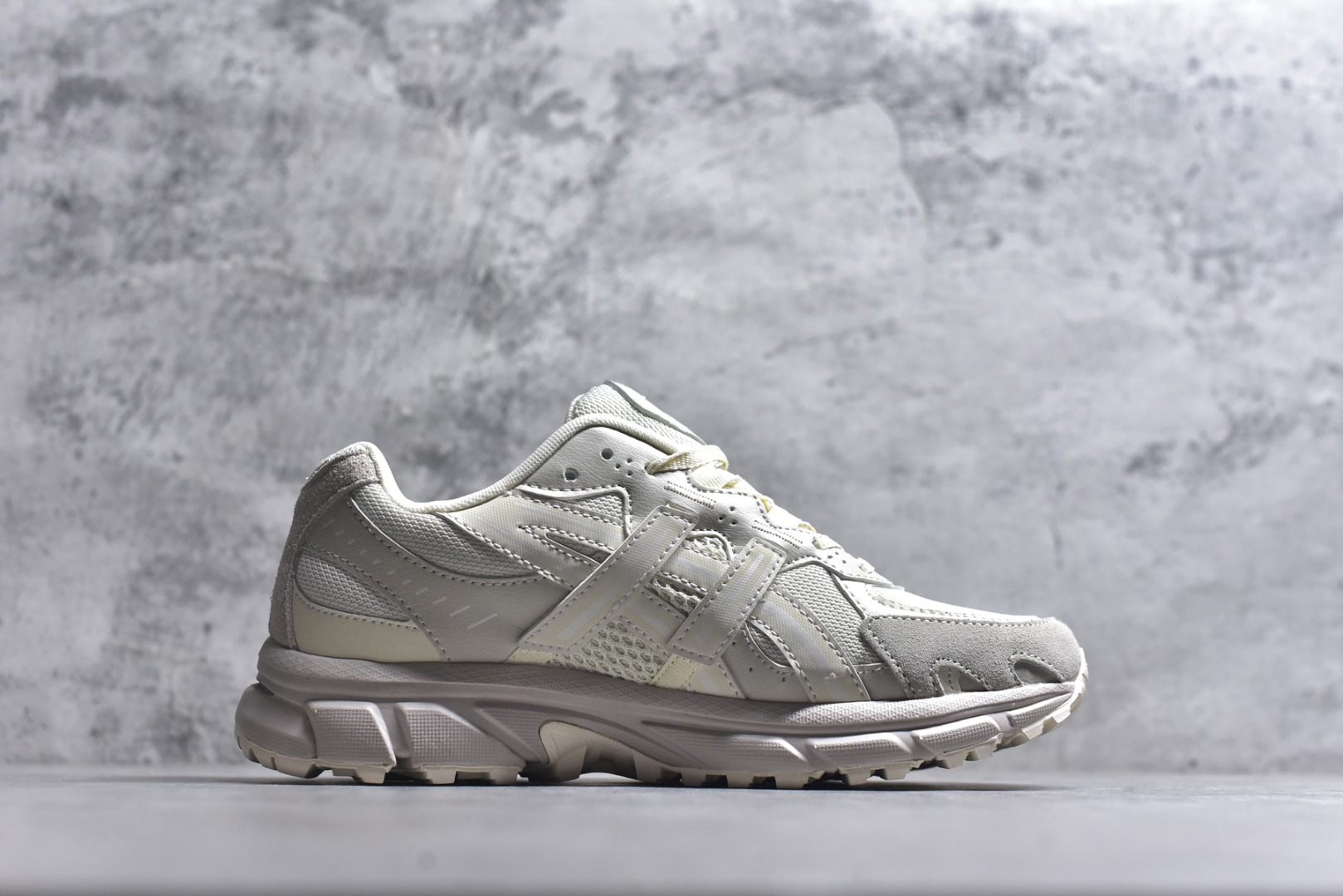 图片[3]-#ASICS Gel-Sonoma TR62 出行 百搭通勤减震防滑 低帮 休闲训练跑步鞋 男女同款 ASICS（亚瑟士）是日本实业家鬼冢喜八郎创立的跑鞋运动品牌，名字想法源自著名的拉丁谚语“AnimaSana In Corpore Sano”，意为“健全的精神寓于强健的体魄”。正如其名字的含义，ASICS亚瑟士一直坚信保持身体的健康与活力是打造健康快乐的生活方式的最佳途径。亚瑟士的跑鞋、篮球鞋等系列集专业与美貌于一身，拥有极高的热度。2016年，ASICS在“2016年日本最佳全球品牌”排行榜名列第17名。尺码：36 37 37.5 38 39 39.5 40 40.5 41.5 42 42.5 43.5 44 45-选品中心