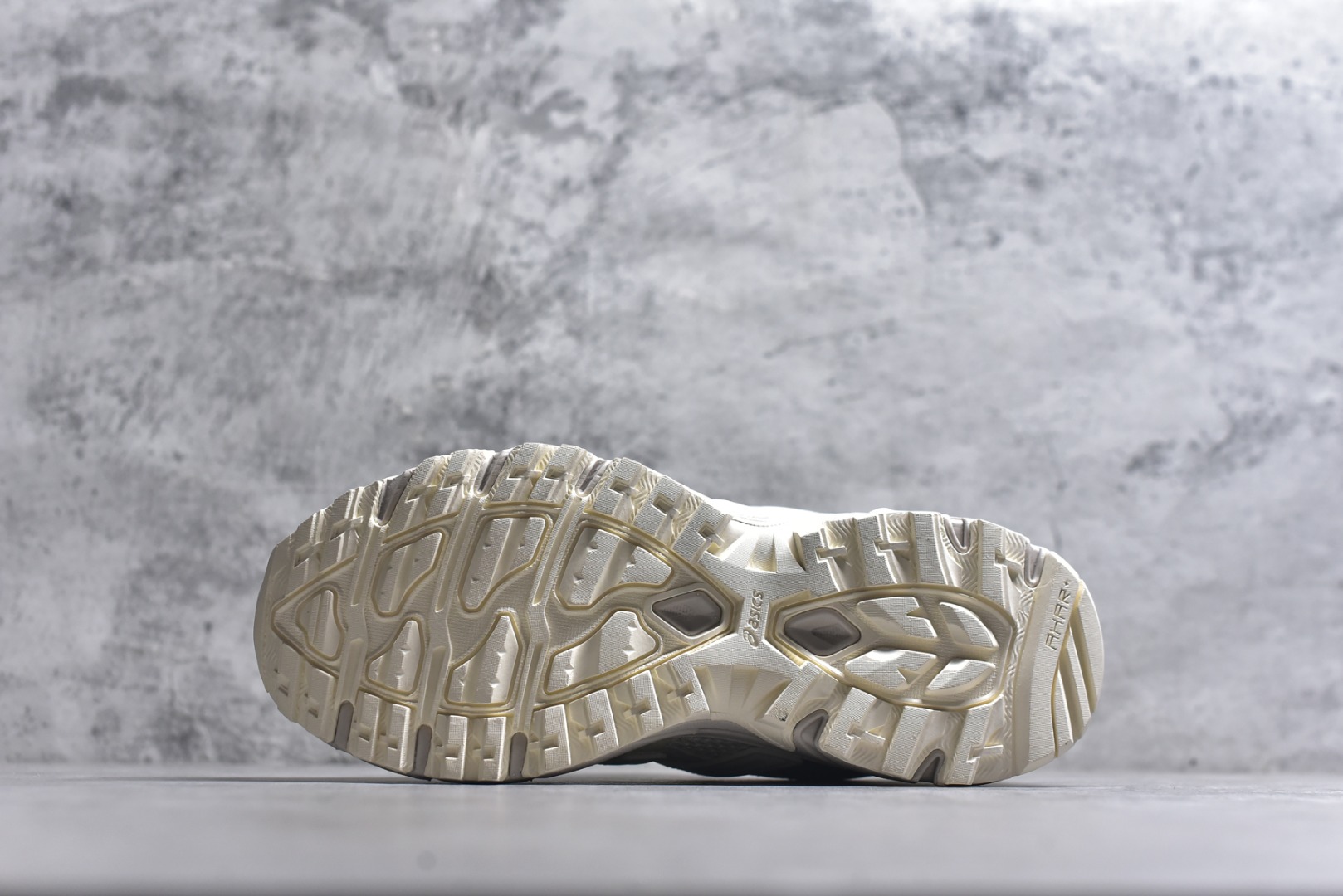 图片[6]-#ASICS Gel-Sonoma TR62 出行 百搭通勤减震防滑 低帮 休闲训练跑步鞋 男女同款 ASICS（亚瑟士）是日本实业家鬼冢喜八郎创立的跑鞋运动品牌，名字想法源自著名的拉丁谚语“AnimaSana In Corpore Sano”，意为“健全的精神寓于强健的体魄”。正如其名字的含义，ASICS亚瑟士一直坚信保持身体的健康与活力是打造健康快乐的生活方式的最佳途径。亚瑟士的跑鞋、篮球鞋等系列集专业与美貌于一身，拥有极高的热度。2016年，ASICS在“2016年日本最佳全球品牌”排行榜名列第17名。尺码：36 37 37.5 38 39 39.5 40 40.5 41.5 42 42.5 43.5 44 45-选品中心