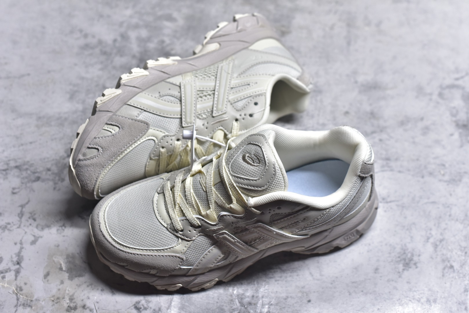 图片[7]-#ASICS Gel-Sonoma TR62 出行 百搭通勤减震防滑 低帮 休闲训练跑步鞋 男女同款 ASICS（亚瑟士）是日本实业家鬼冢喜八郎创立的跑鞋运动品牌，名字想法源自著名的拉丁谚语“AnimaSana In Corpore Sano”，意为“健全的精神寓于强健的体魄”。正如其名字的含义，ASICS亚瑟士一直坚信保持身体的健康与活力是打造健康快乐的生活方式的最佳途径。亚瑟士的跑鞋、篮球鞋等系列集专业与美貌于一身，拥有极高的热度。2016年，ASICS在“2016年日本最佳全球品牌”排行榜名列第17名。尺码：36 37 37.5 38 39 39.5 40 40.5 41.5 42 42.5 43.5 44 45-选品中心