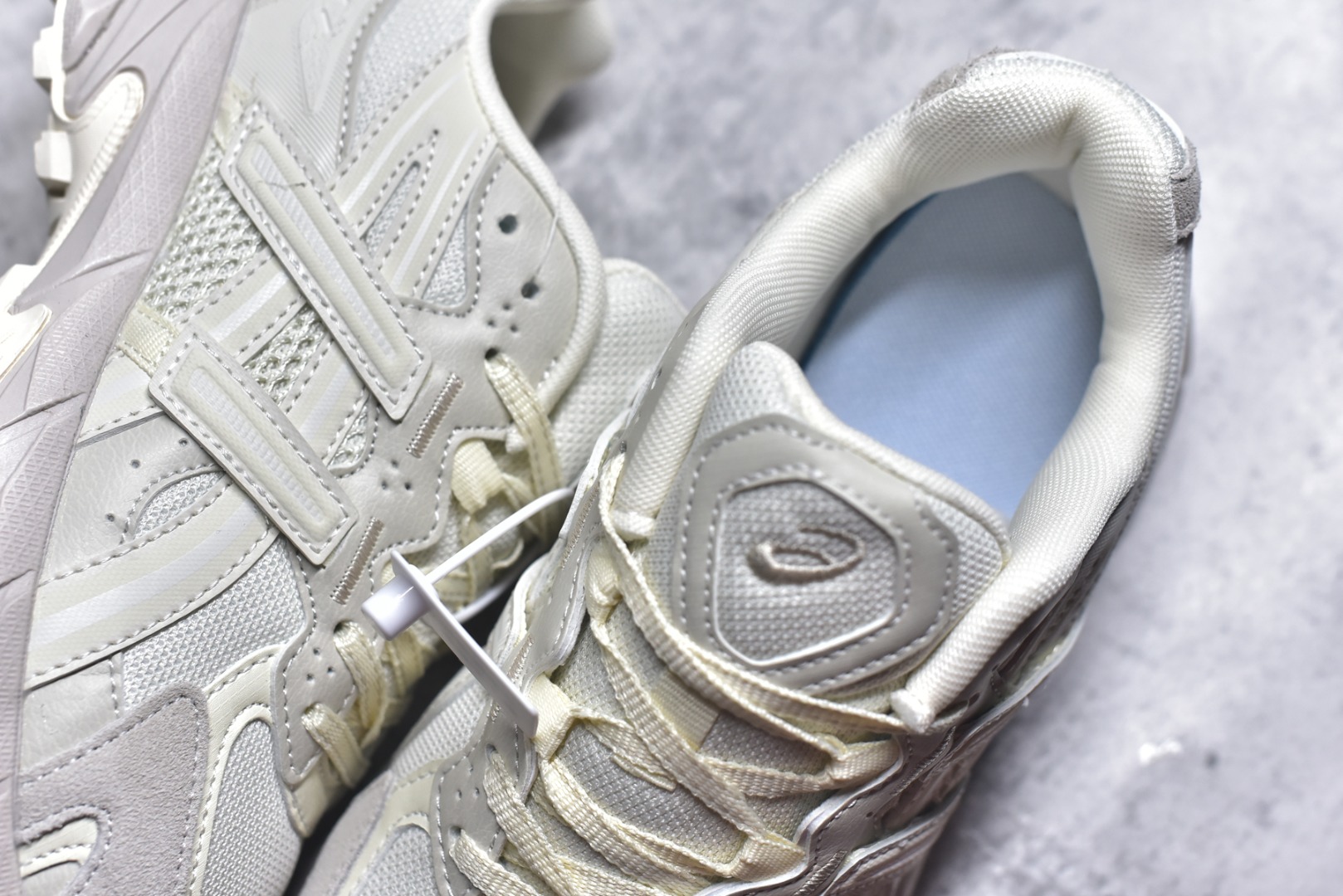 图片[9]-#ASICS Gel-Sonoma TR62 出行 百搭通勤减震防滑 低帮 休闲训练跑步鞋 男女同款 ASICS（亚瑟士）是日本实业家鬼冢喜八郎创立的跑鞋运动品牌，名字想法源自著名的拉丁谚语“AnimaSana In Corpore Sano”，意为“健全的精神寓于强健的体魄”。正如其名字的含义，ASICS亚瑟士一直坚信保持身体的健康与活力是打造健康快乐的生活方式的最佳途径。亚瑟士的跑鞋、篮球鞋等系列集专业与美貌于一身，拥有极高的热度。2016年，ASICS在“2016年日本最佳全球品牌”排行榜名列第17名。尺码：36 37 37.5 38 39 39.5 40 40.5 41.5 42 42.5 43.5 44 45-选品中心