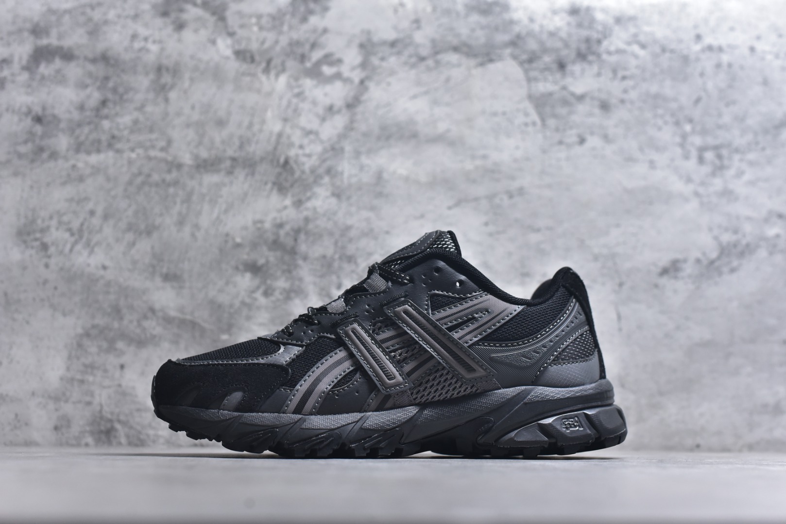 #ASICS Gel-Sonoma TR62 出行 百搭通勤减震防滑 低帮 休闲训练跑步鞋 男女同款 ASICS（亚瑟士）是日本实业家鬼冢喜八郎创立的跑鞋运动品牌，名字想法源自著名的拉丁谚语“AnimaSana In Corpore Sano”，意为“健全的精神寓于强健的体魄”。正如其名字的含义，ASICS亚瑟士一直坚信保持身体的健康与活力是打造健康快乐的生活方式的最佳途径。亚瑟士的跑鞋、篮球鞋等系列集专业与美貌于一身，拥有极高的热度。2016年，ASICS在“2016年日本最佳全球品牌”排行榜名列第17名。尺码：36 37 37.5 38 39 39.5 40 40.5 41.5 42 42.5 43.5 44 45-选品中心