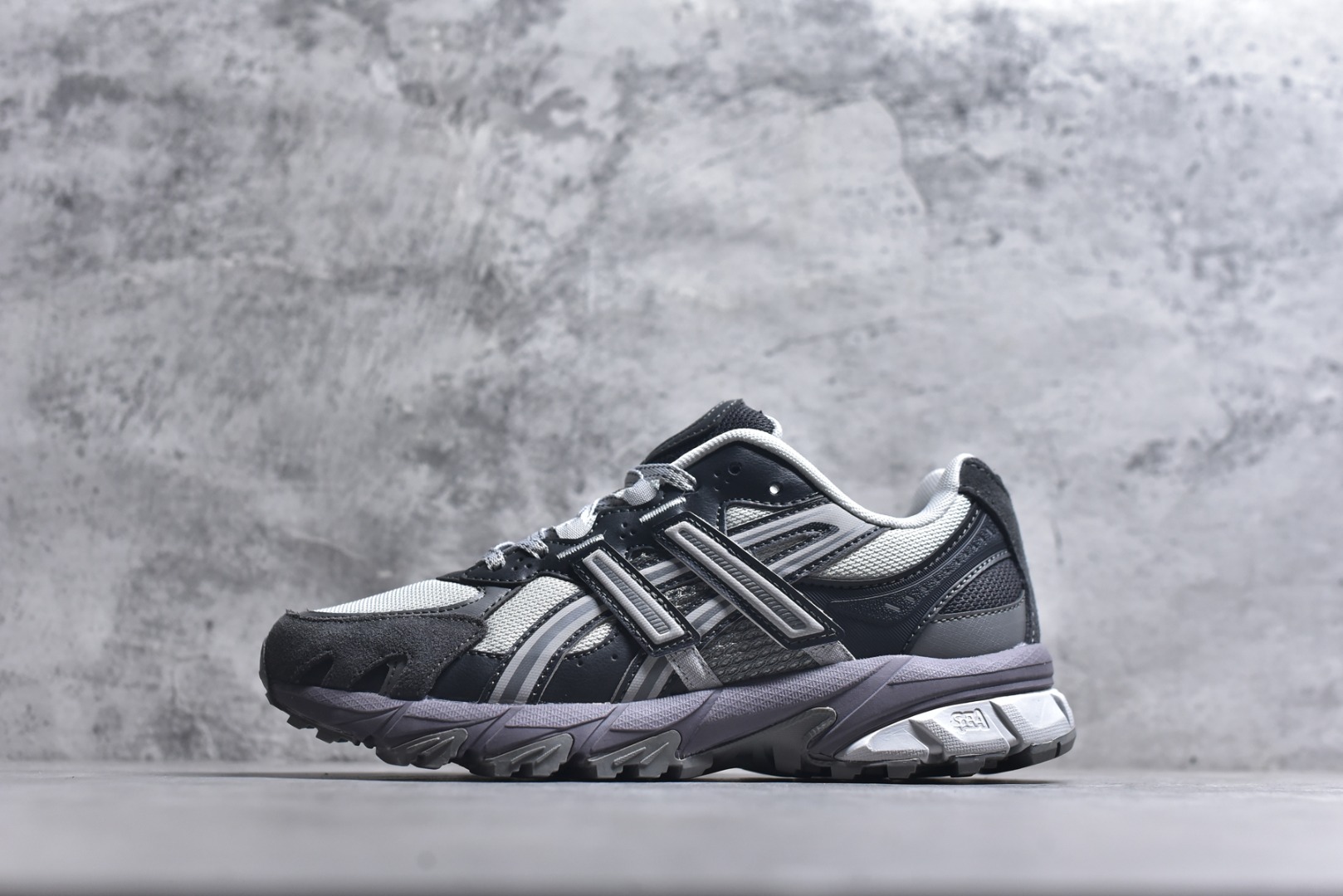 #ASICS Gel-Sonoma TR62 出行 百搭通勤减震防滑 低帮 休闲训练跑步鞋 男女同款 ASICS（亚瑟士）是日本实业家鬼冢喜八郎创立的跑鞋运动品牌，名字想法源自著名的拉丁谚语“AnimaSana In Corpore Sano”，意为“健全的精神寓于强健的体魄”。正如其名字的含义，ASICS亚瑟士一直坚信保持身体的健康与活力是打造健康快乐的生活方式的最佳途径。亚瑟士的跑鞋、篮球鞋等系列集专业与美貌于一身，拥有极高的热度。2016年，ASICS在“2016年日本最佳全球品牌”排行榜名列第17名。尺码：36 37 37.5 38 39 39.5 40 40.5 41.5 42 42.5 43.5 44 45-选品中心