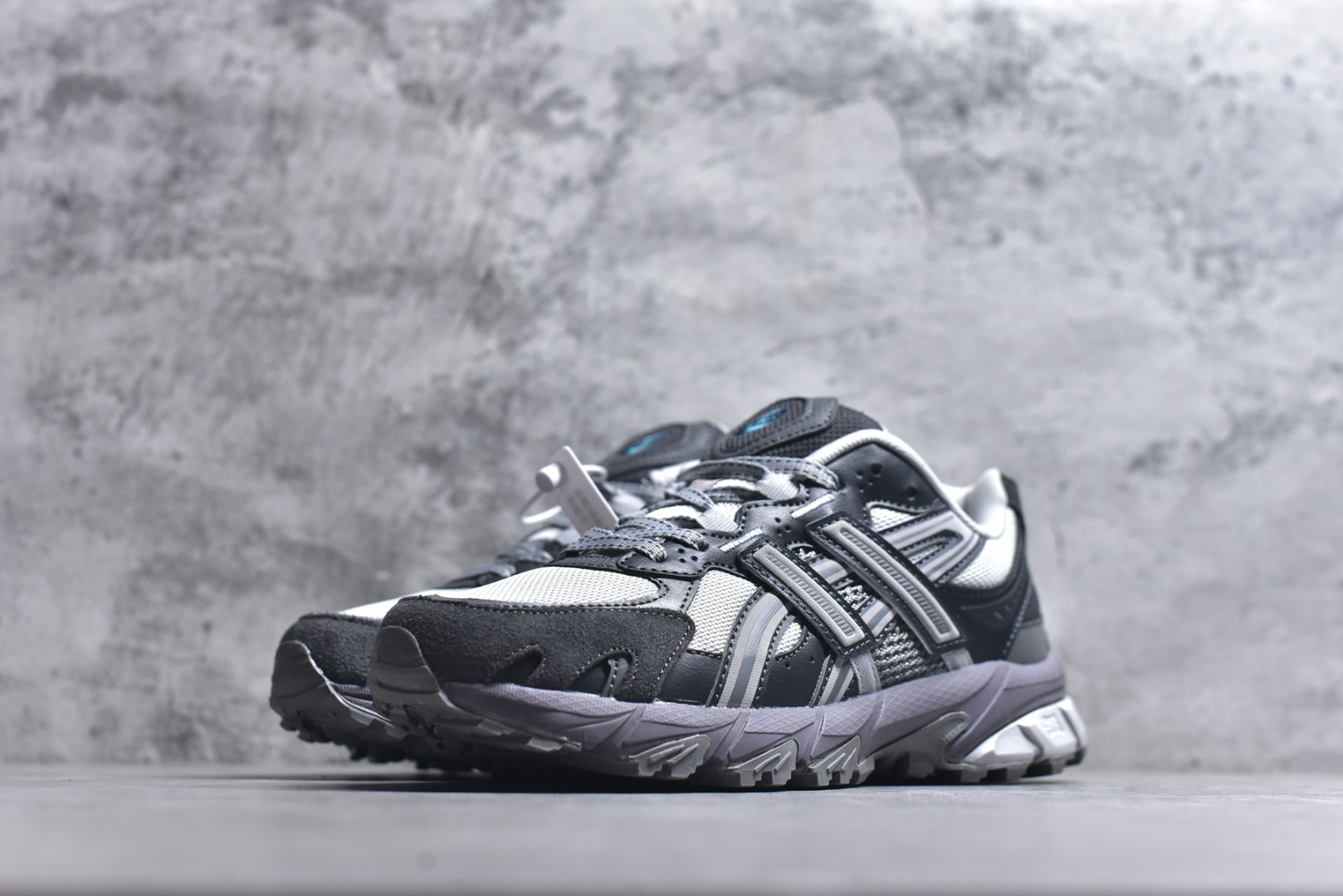 图片[2]-#ASICS Gel-Sonoma TR62 出行 百搭通勤减震防滑 低帮 休闲训练跑步鞋 男女同款 ASICS（亚瑟士）是日本实业家鬼冢喜八郎创立的跑鞋运动品牌，名字想法源自著名的拉丁谚语“AnimaSana In Corpore Sano”，意为“健全的精神寓于强健的体魄”。正如其名字的含义，ASICS亚瑟士一直坚信保持身体的健康与活力是打造健康快乐的生活方式的最佳途径。亚瑟士的跑鞋、篮球鞋等系列集专业与美貌于一身，拥有极高的热度。2016年，ASICS在“2016年日本最佳全球品牌”排行榜名列第17名。尺码：36 37 37.5 38 39 39.5 40 40.5 41.5 42 42.5 43.5 44 45-选品中心